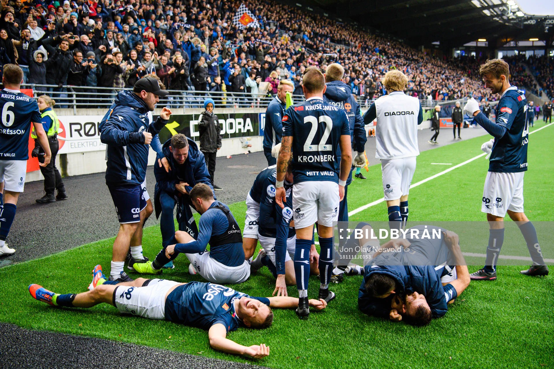 Tommy Høiland of Viking celebrates with teammates
