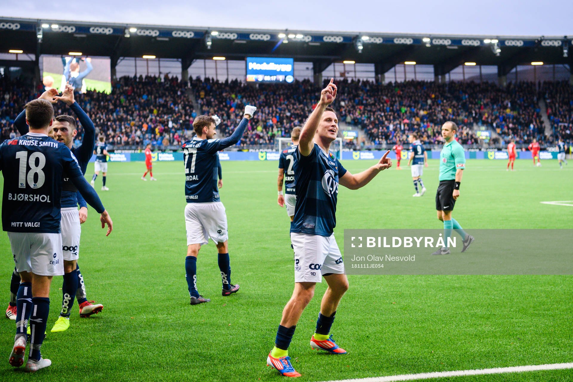 Tommy Høiland of Viking celebrates with teammates