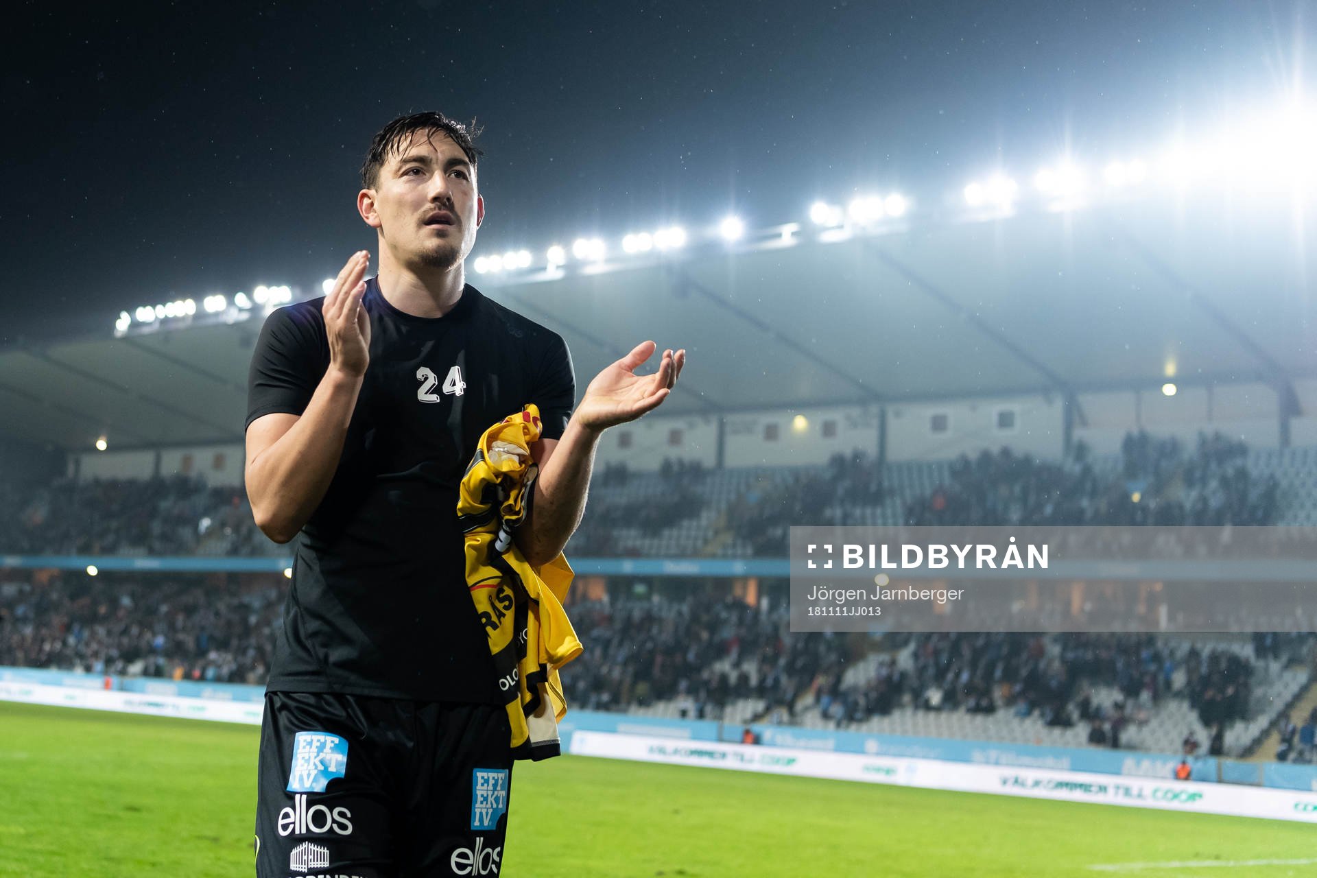 Elfsborgs Stefan Ishizaki tackar supportrarna
