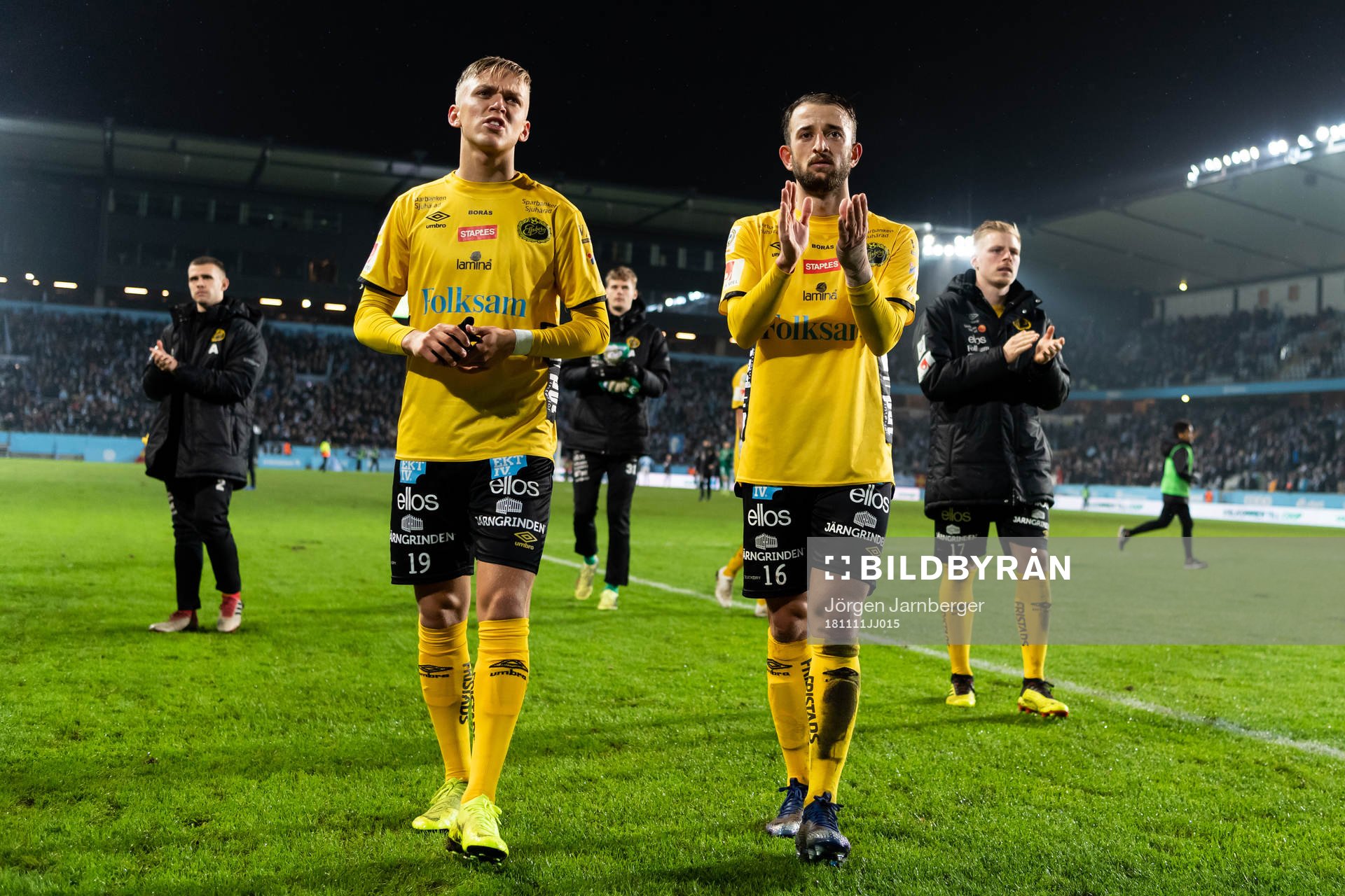 Elfsborgs Jesper Karlsson och Robert Gojani tackar