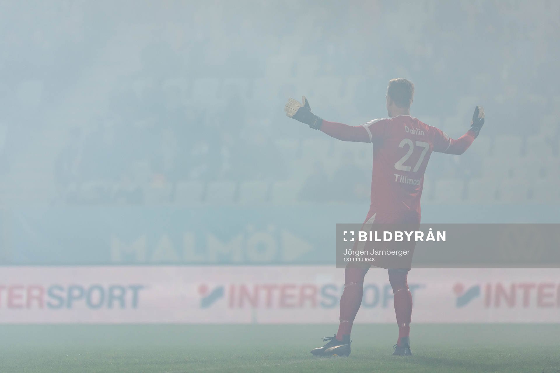Malmö FFs målvakt Johan Dahlin i röken från bengaler