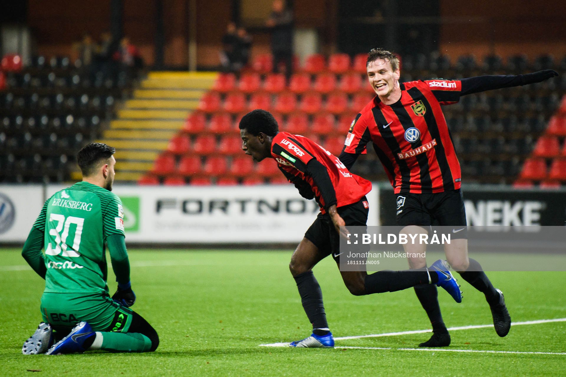 Brommapojkarnas Jack Lahne jublar under fotbollsmatchen i Allsvenskan mellan Brommapojkarna och Trelleborg den 11 november 2018 i Stockholm.