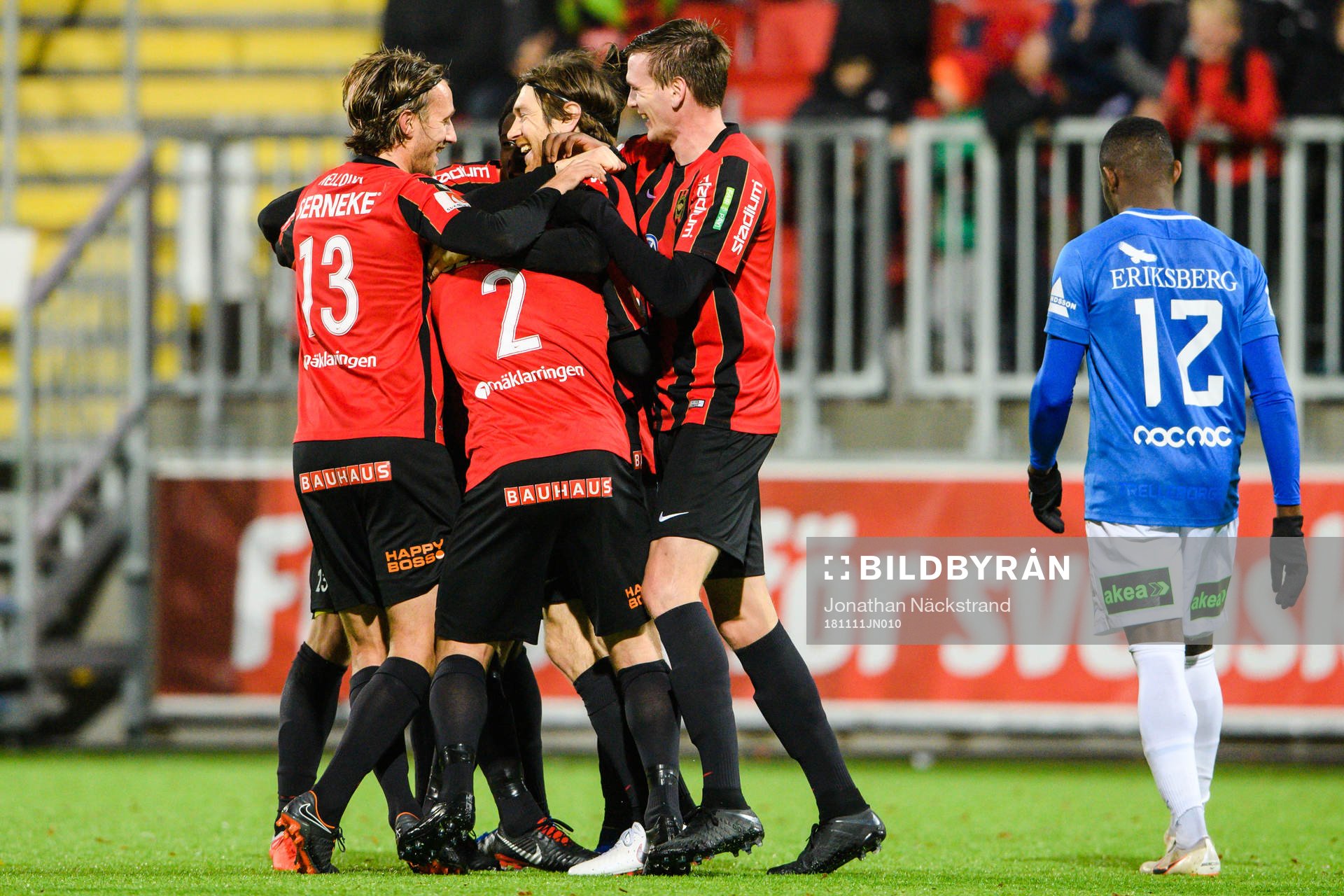 Brommapojkarnas Markus Gustafsson jublar med lagkamrater