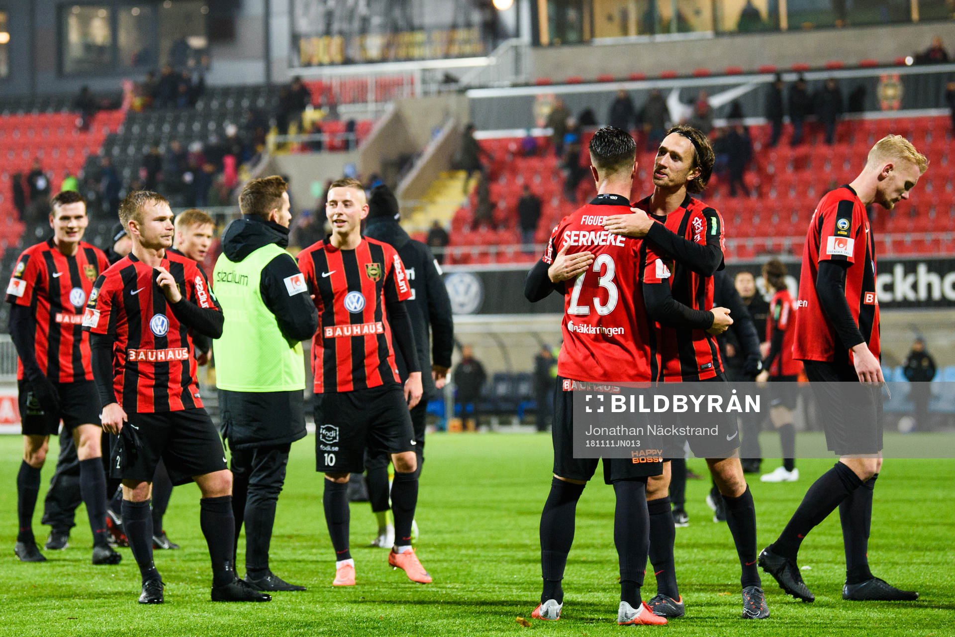 Brommapojkarnas spelar jublar efter fotbollsmatchen i Allsvenskan mellan Brommapojkarna och Trelleborg den 11 november 2018 i Stockholm.
