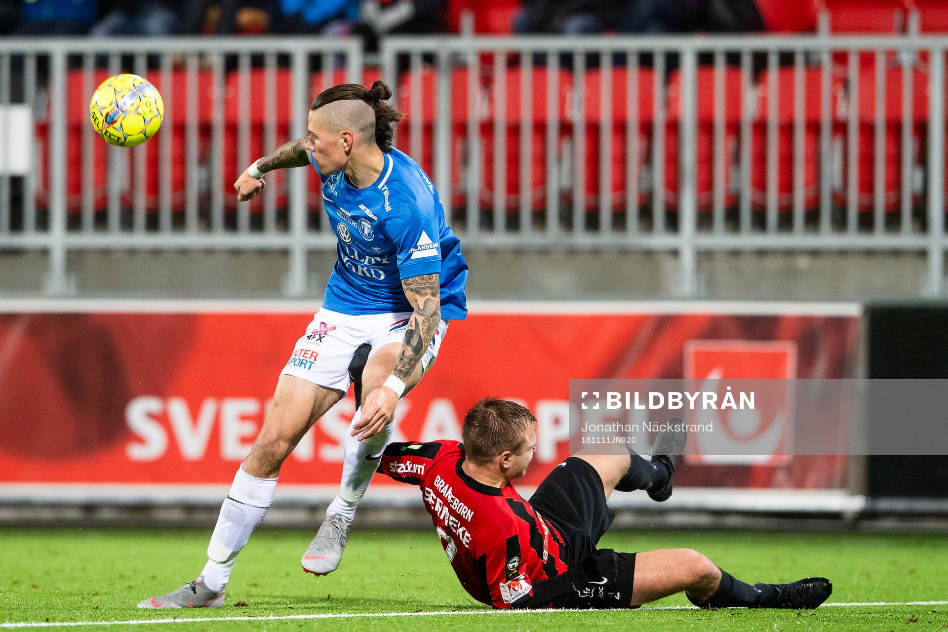 Trelleborgs Isak Jönsson i en duell med Brommapojkarnas