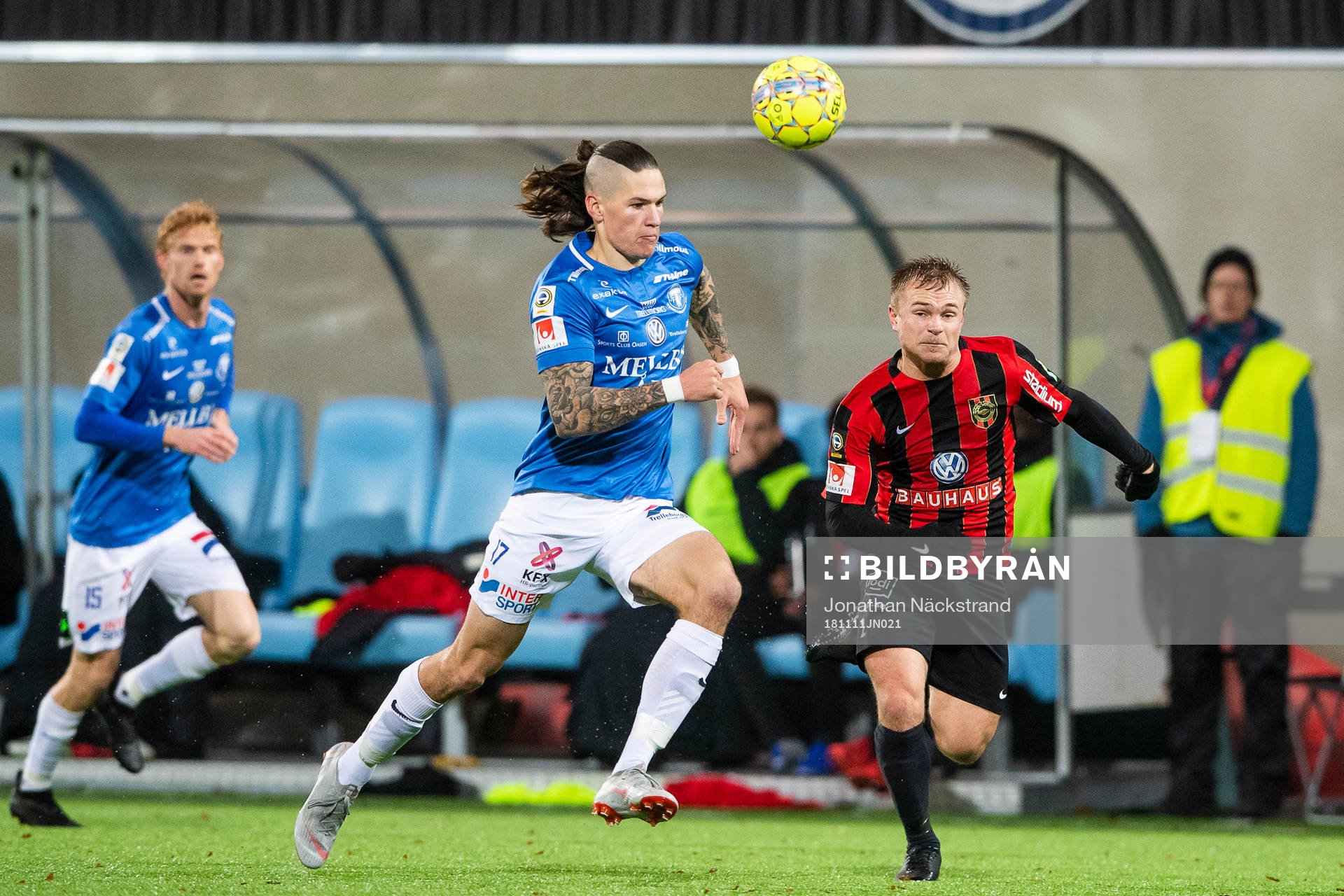 Trelleborgs Isak Jönsson i en duell med Brommapojkarnas