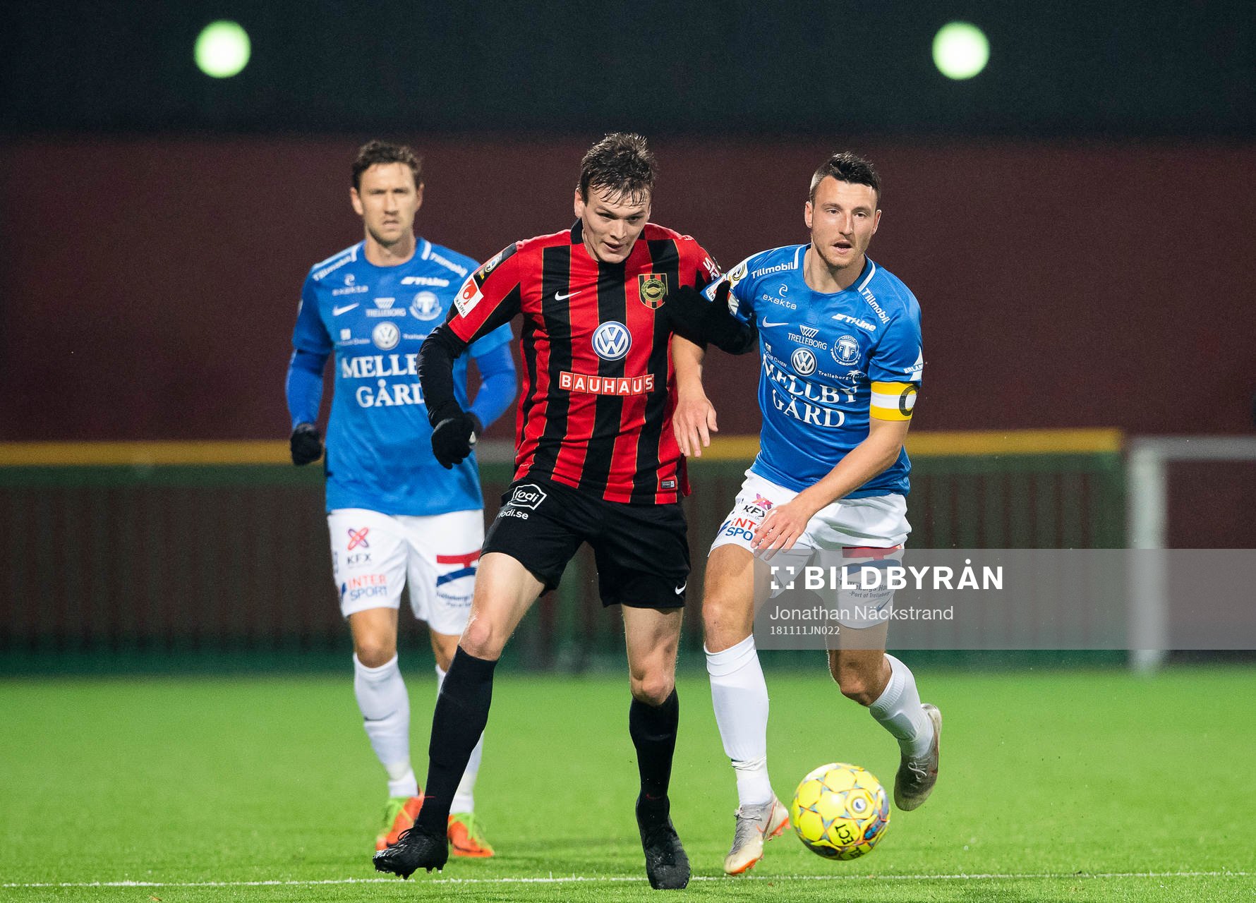 Trelleborgs Alexander Blomqvist i en duell med