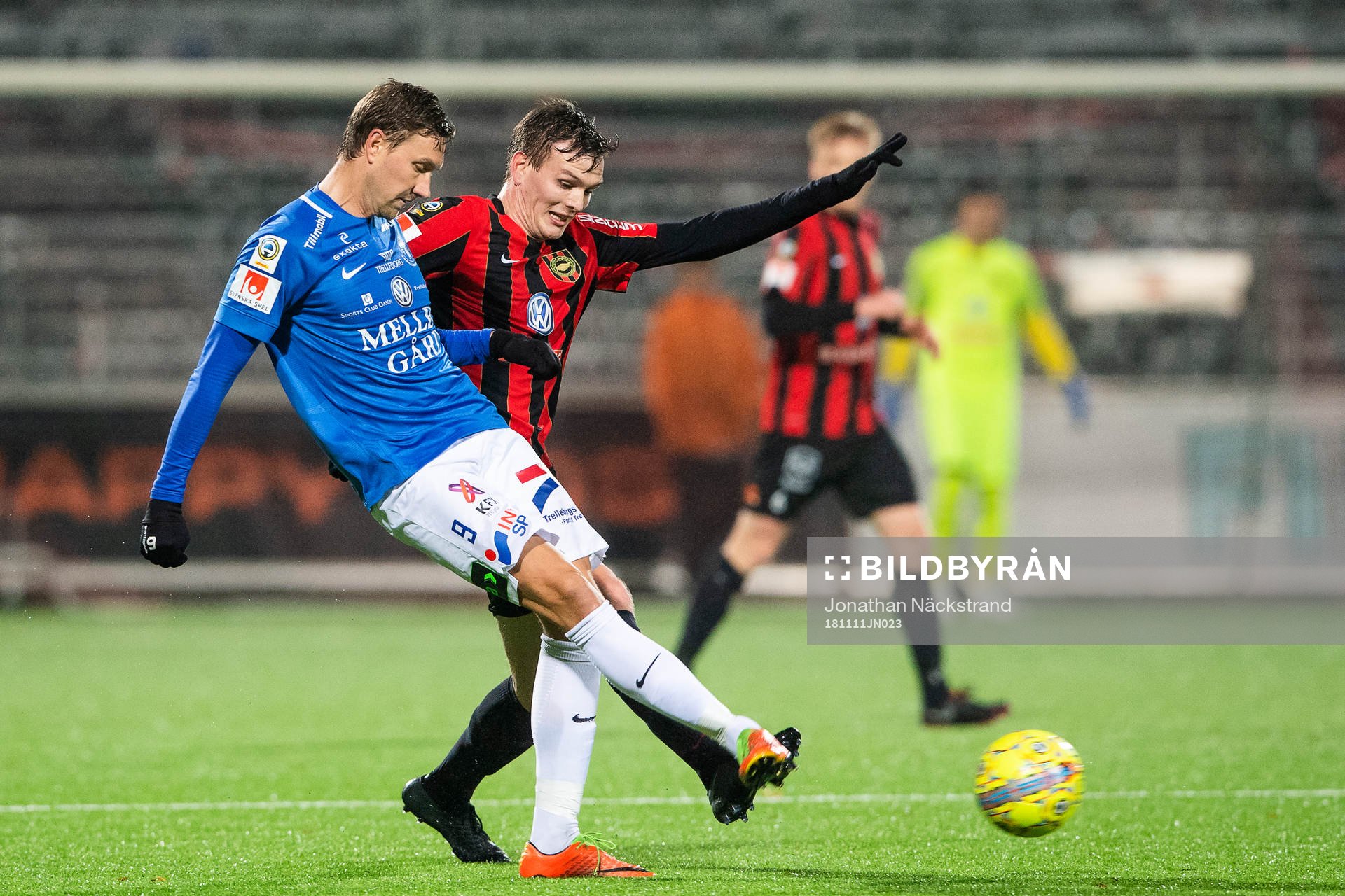Trelleborgs Marcus Pode i en duell med Brommapojkarnas Kristján Flóki Finnbogason under fotbollsmatchen i Allsvenskan mellan Brommapojkarna och Trelleborg den 11 november 2018 i Stockholm.