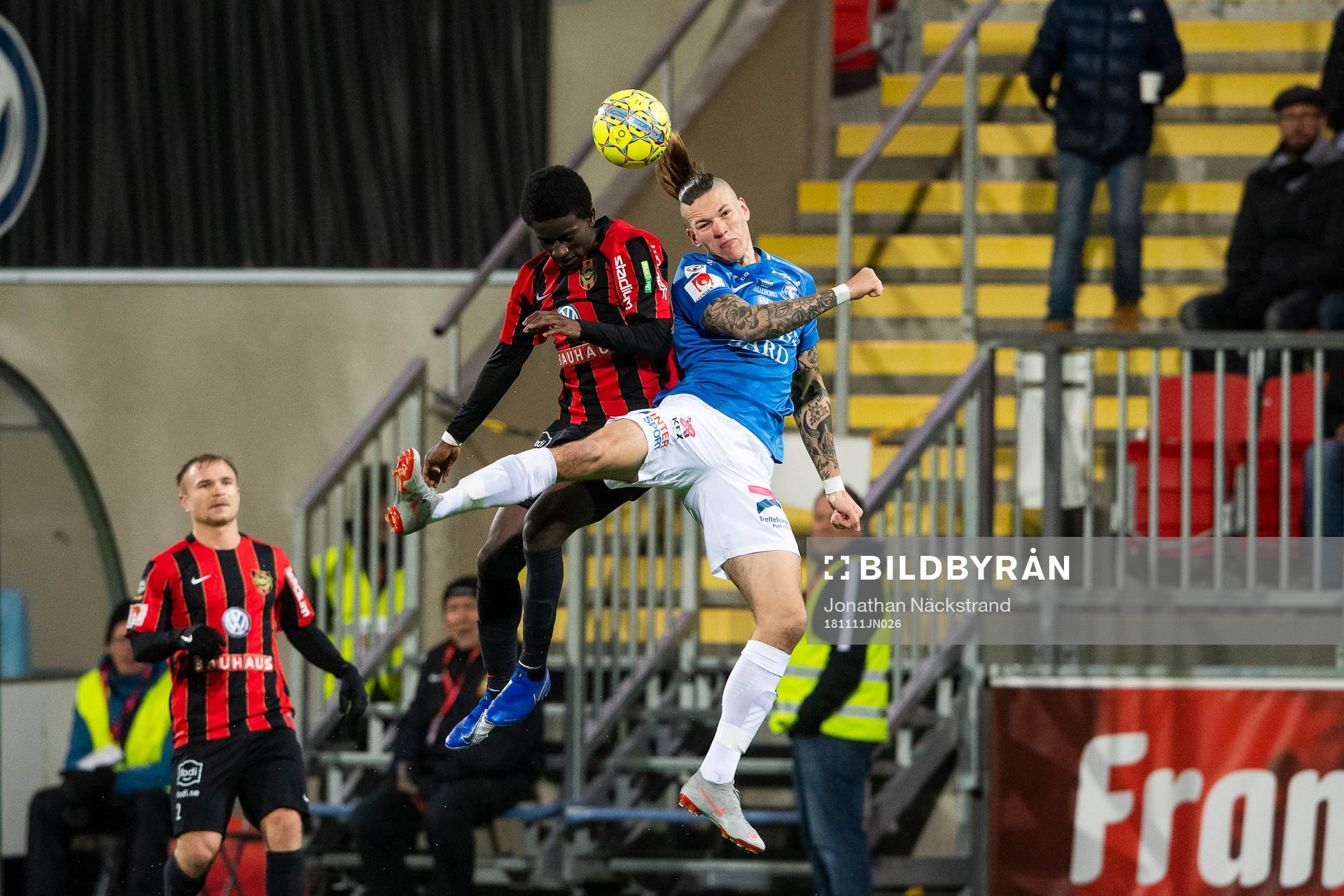 Trelleborgs Isak Jönsson i en duell med Brommapojkarnas