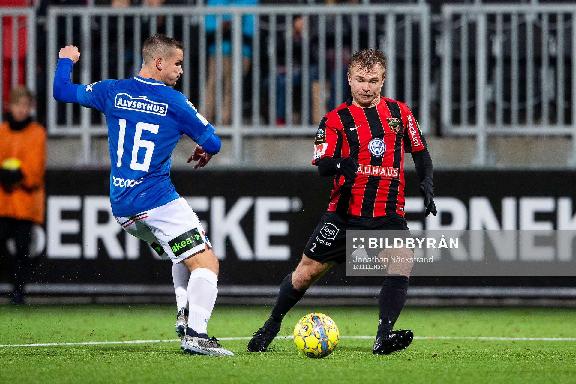 Trelleborgs Oscar Johansson i en duell med Brommapojkarnas