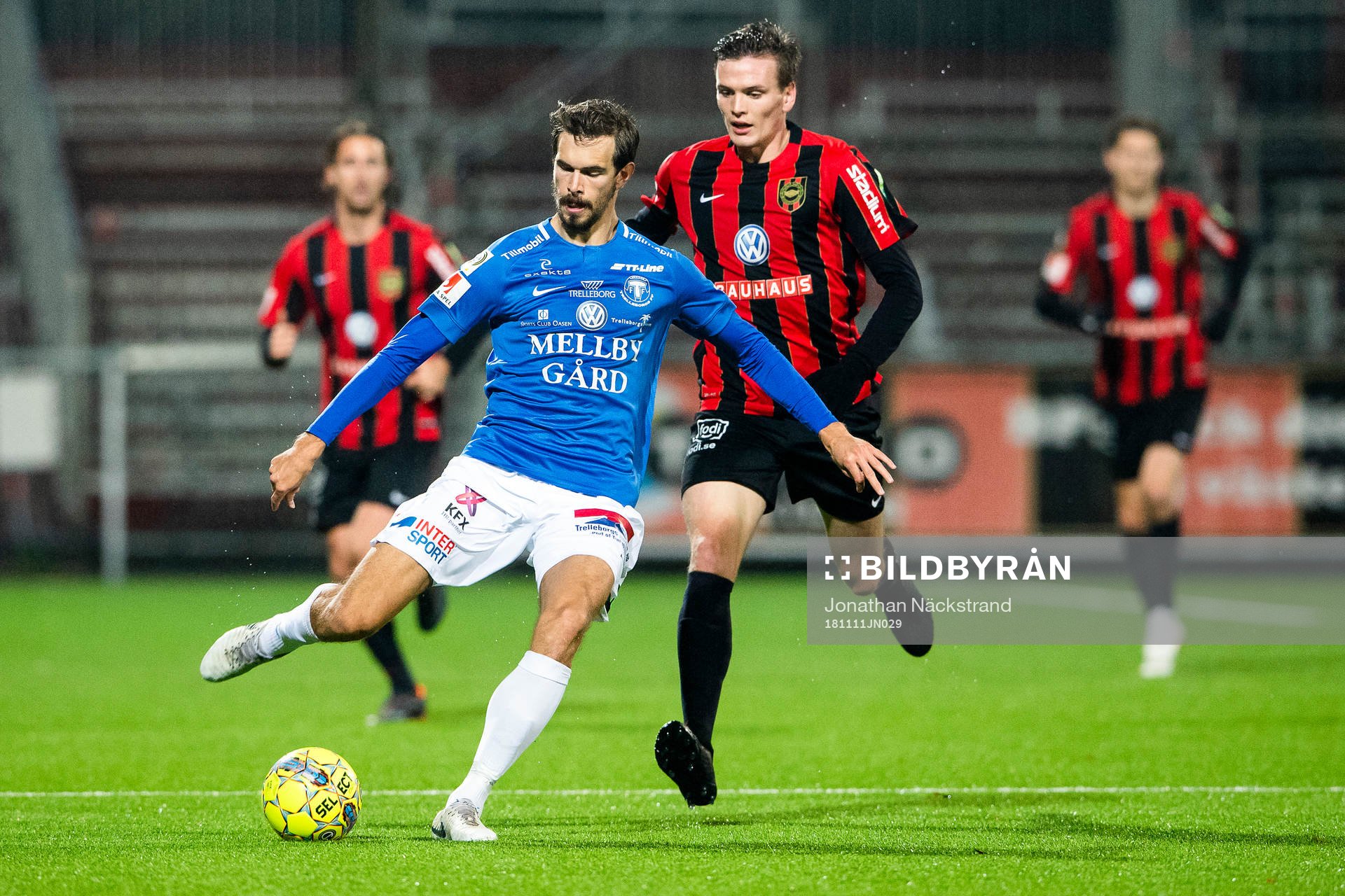 Trelleborgs Sebastian Ohlsson i en duell med
