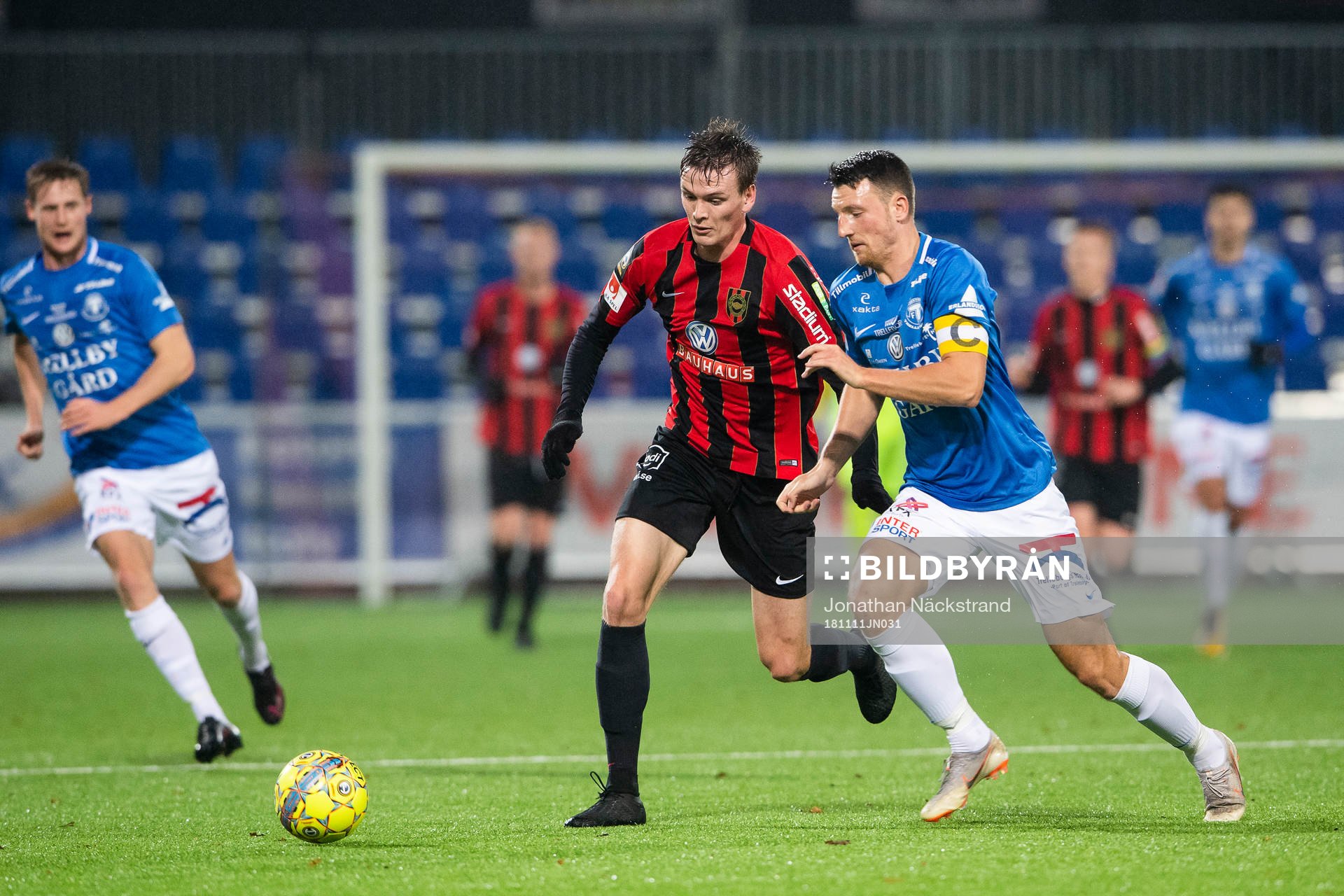 Trelleborgs Alexander Blomqvist i en duell med