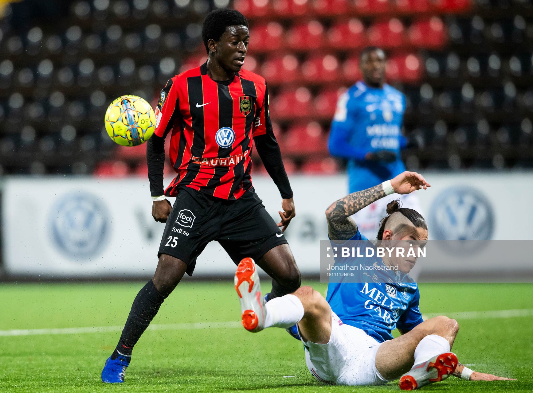 Trelleborgs Isak Jönsson i en duell med Brommapojkarnas