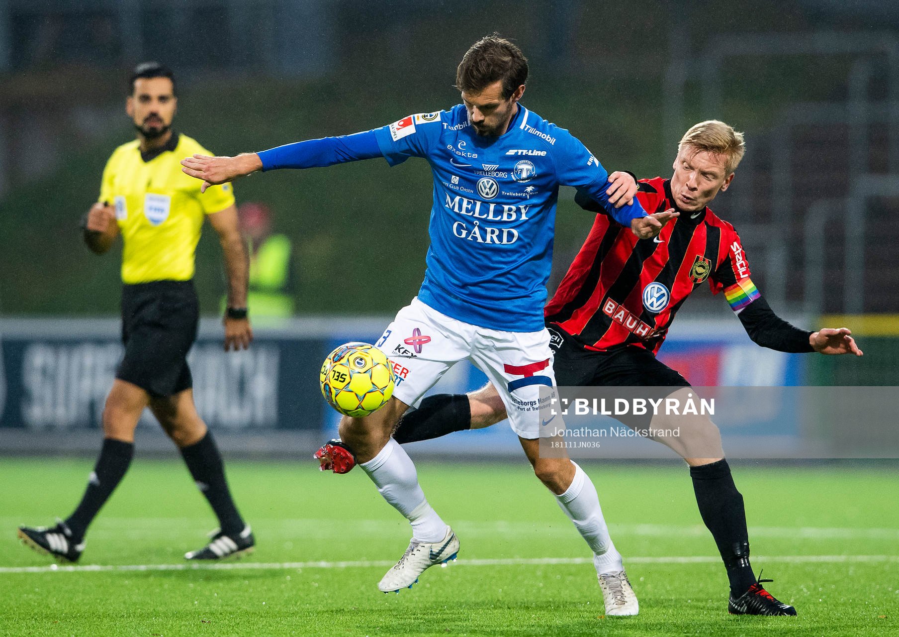 Trelleborgs Sebastian Ohlsson i en duell med