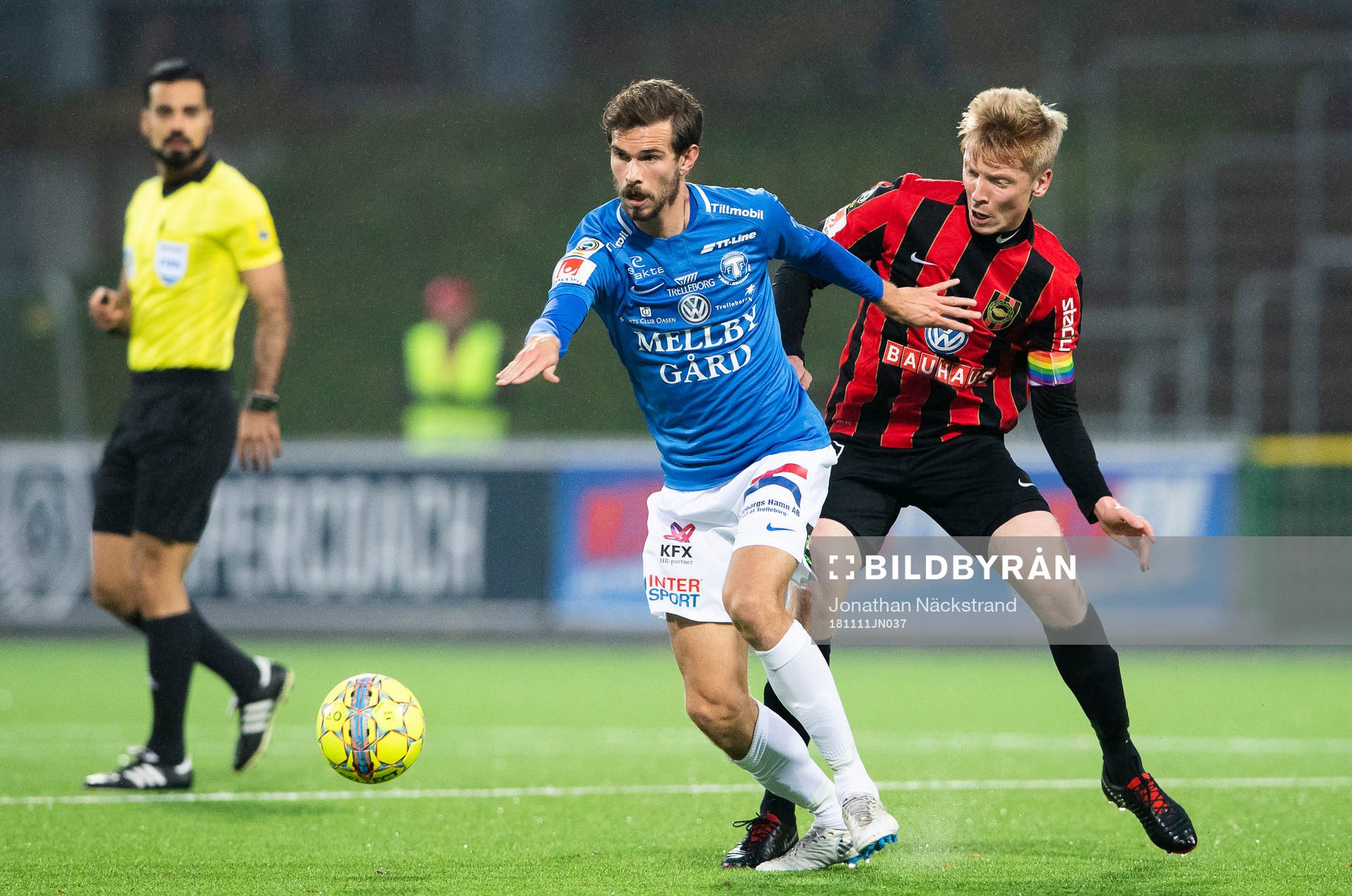 Trelleborgs Sebastian Ohlsson i en duell med
