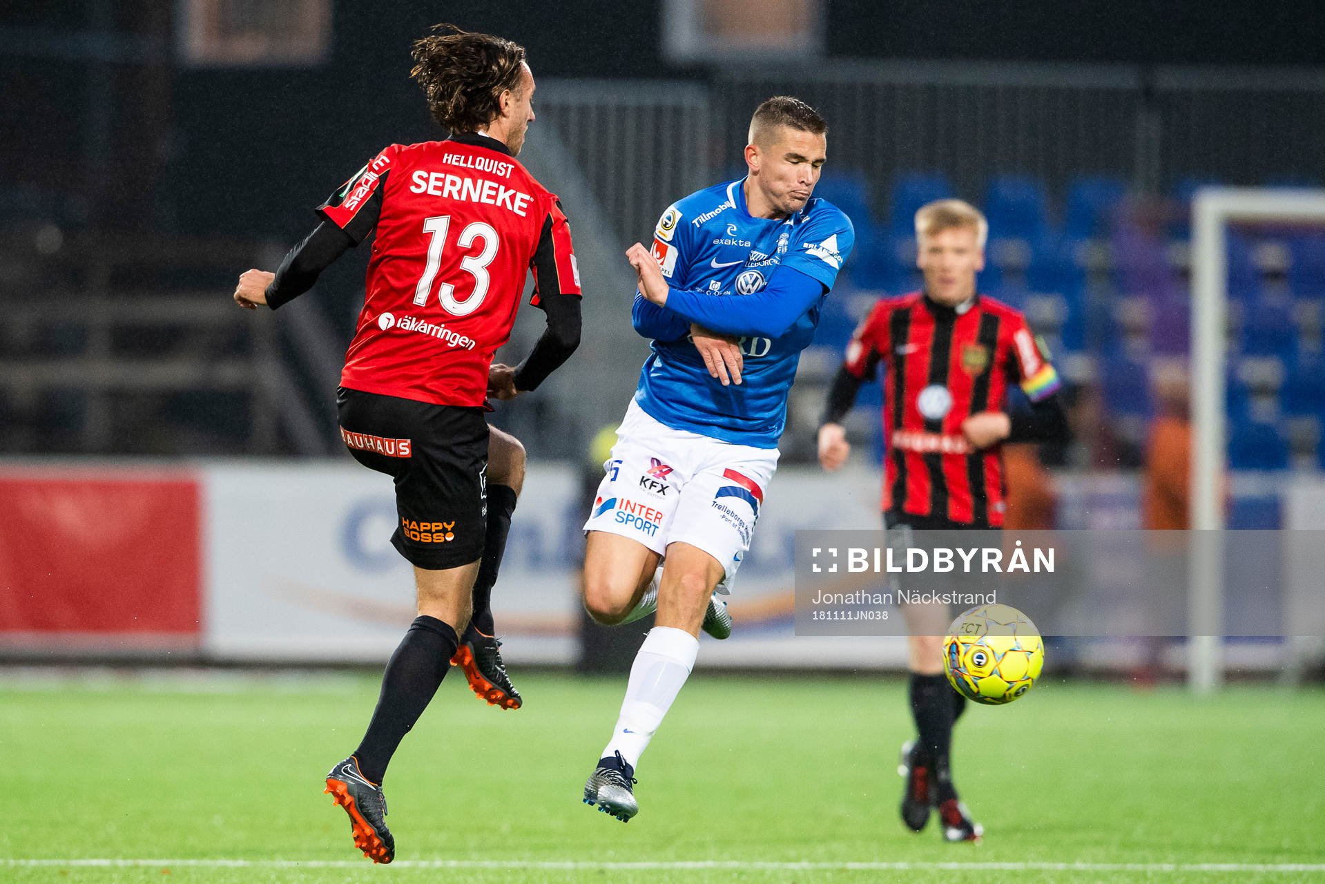 Trelleborgs Lasse Nielsen i en duell med Brommapojkarnas