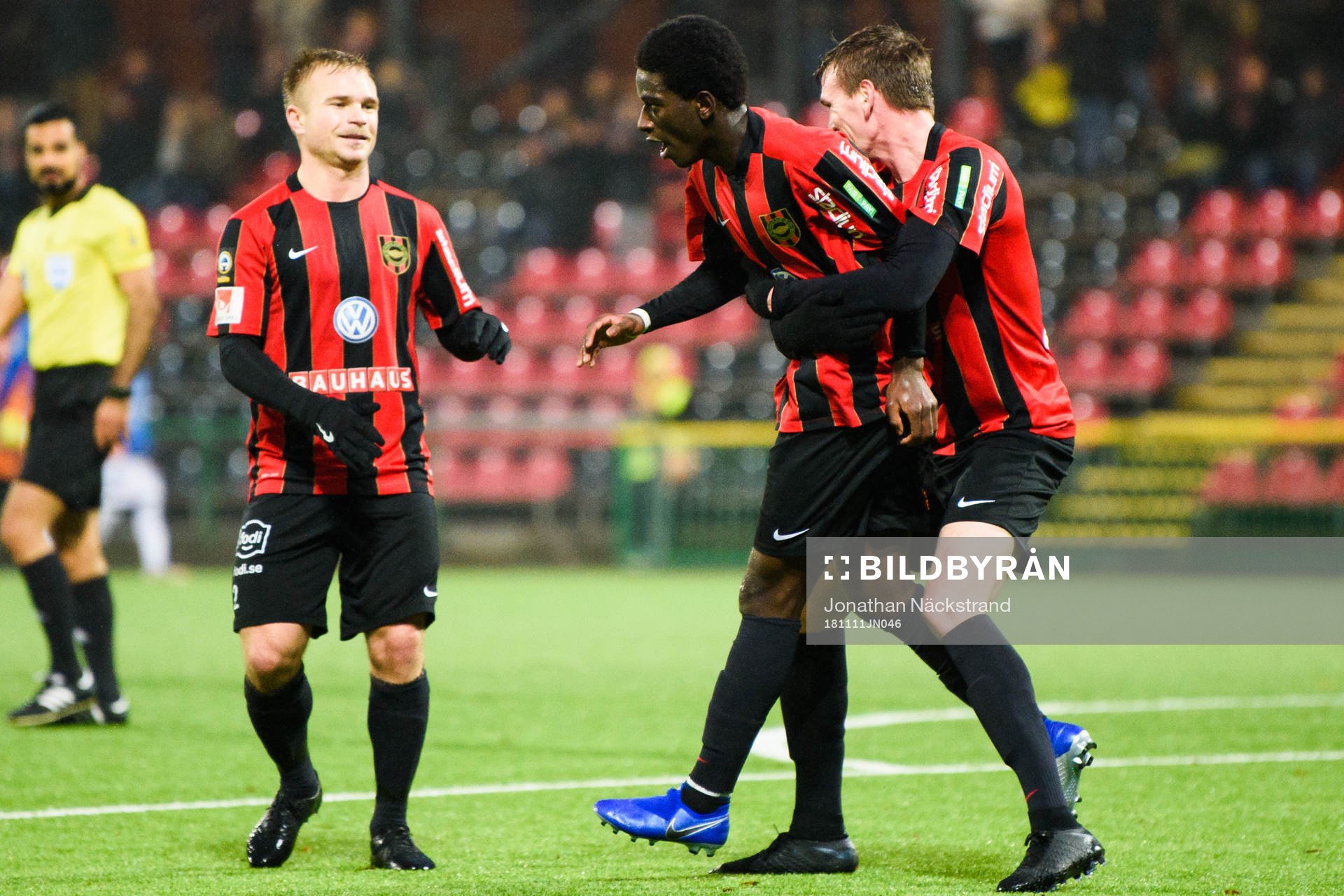 Brommapojkarnas Jack Lahne jublar med lagkamrater