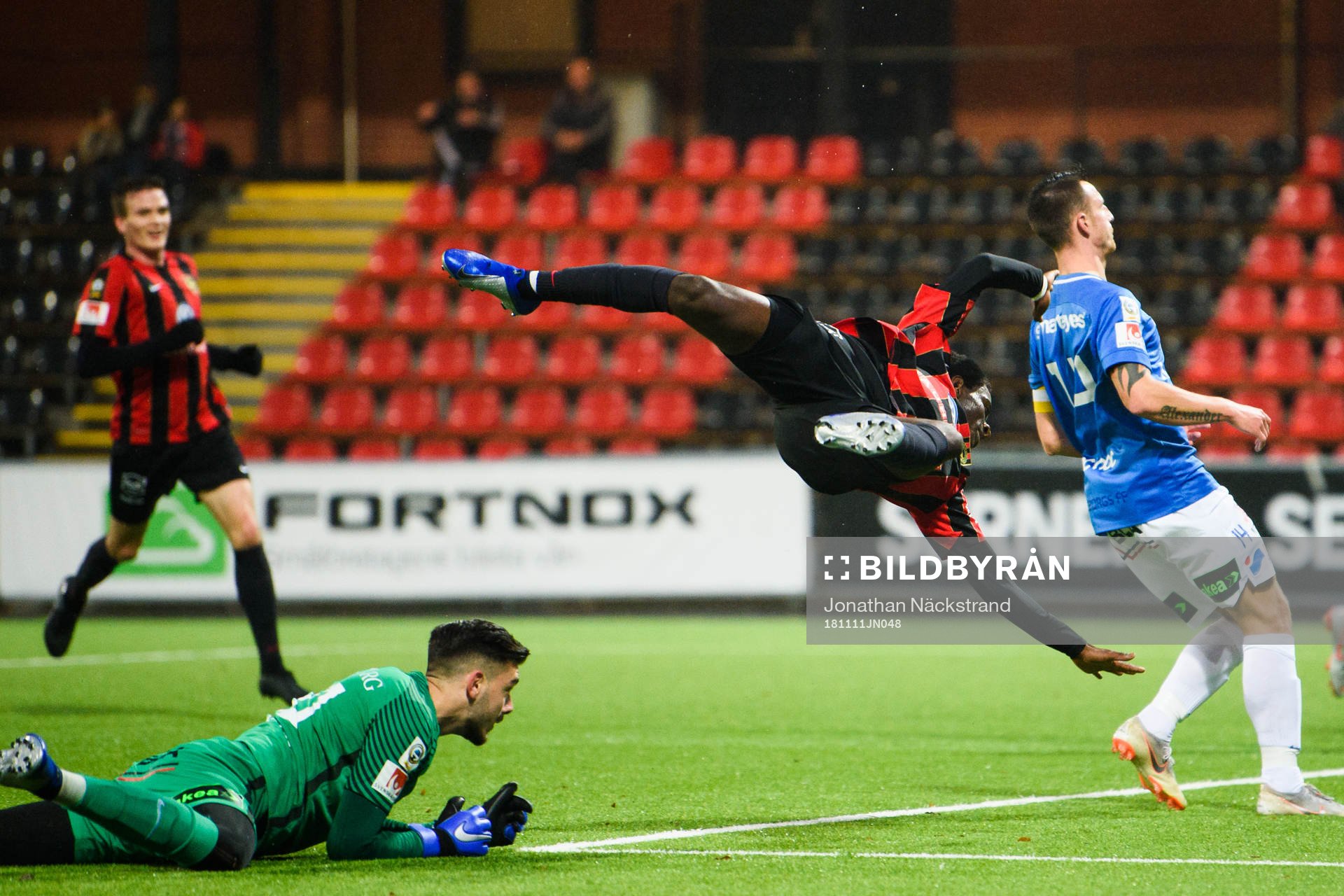 Brommapojkarnas Jack Lahne och Trelleborgs målvakt Marko