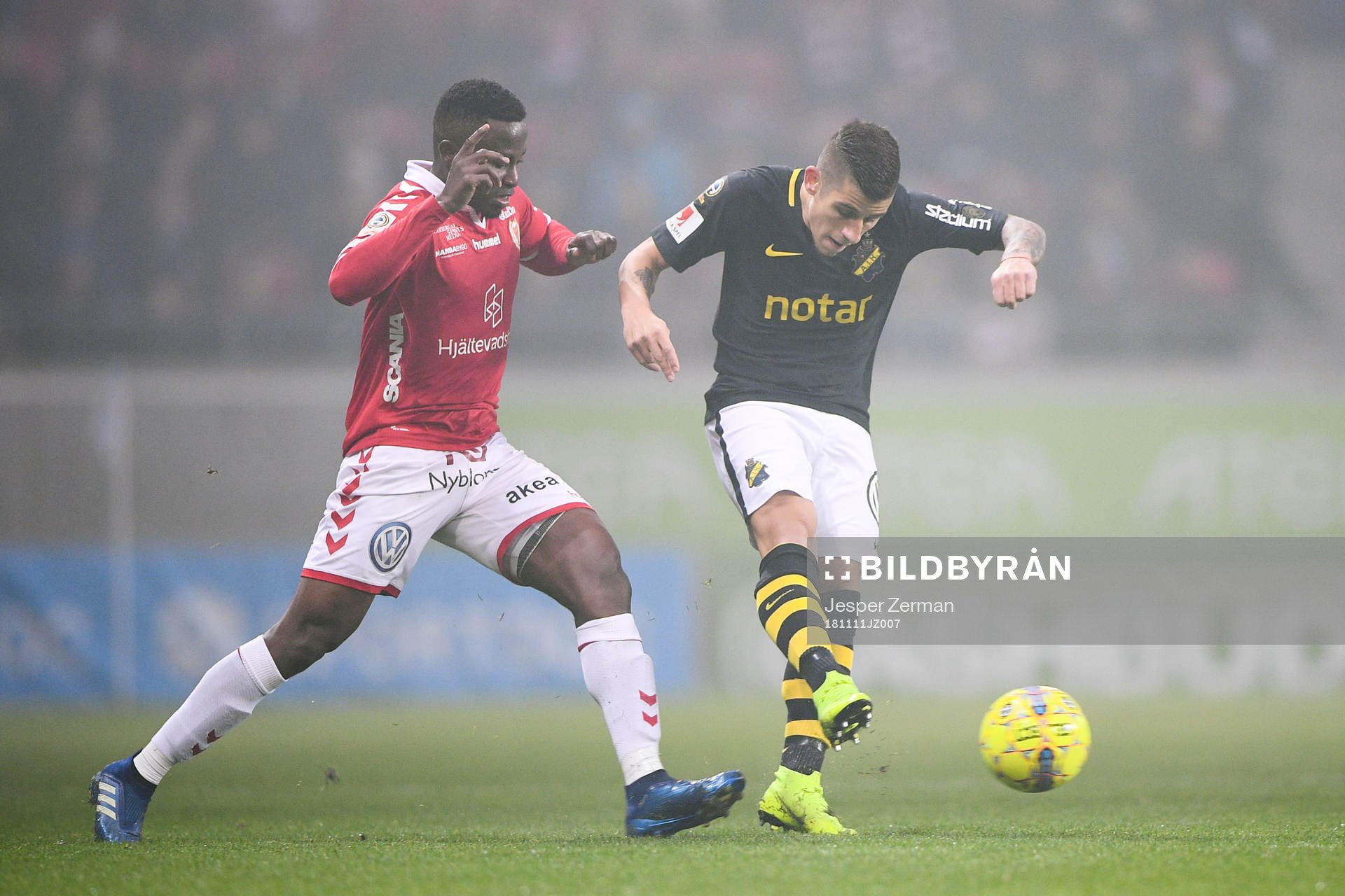 s Nicolas Stefanelli och Kalmars Chima Akas i kamp om bollen