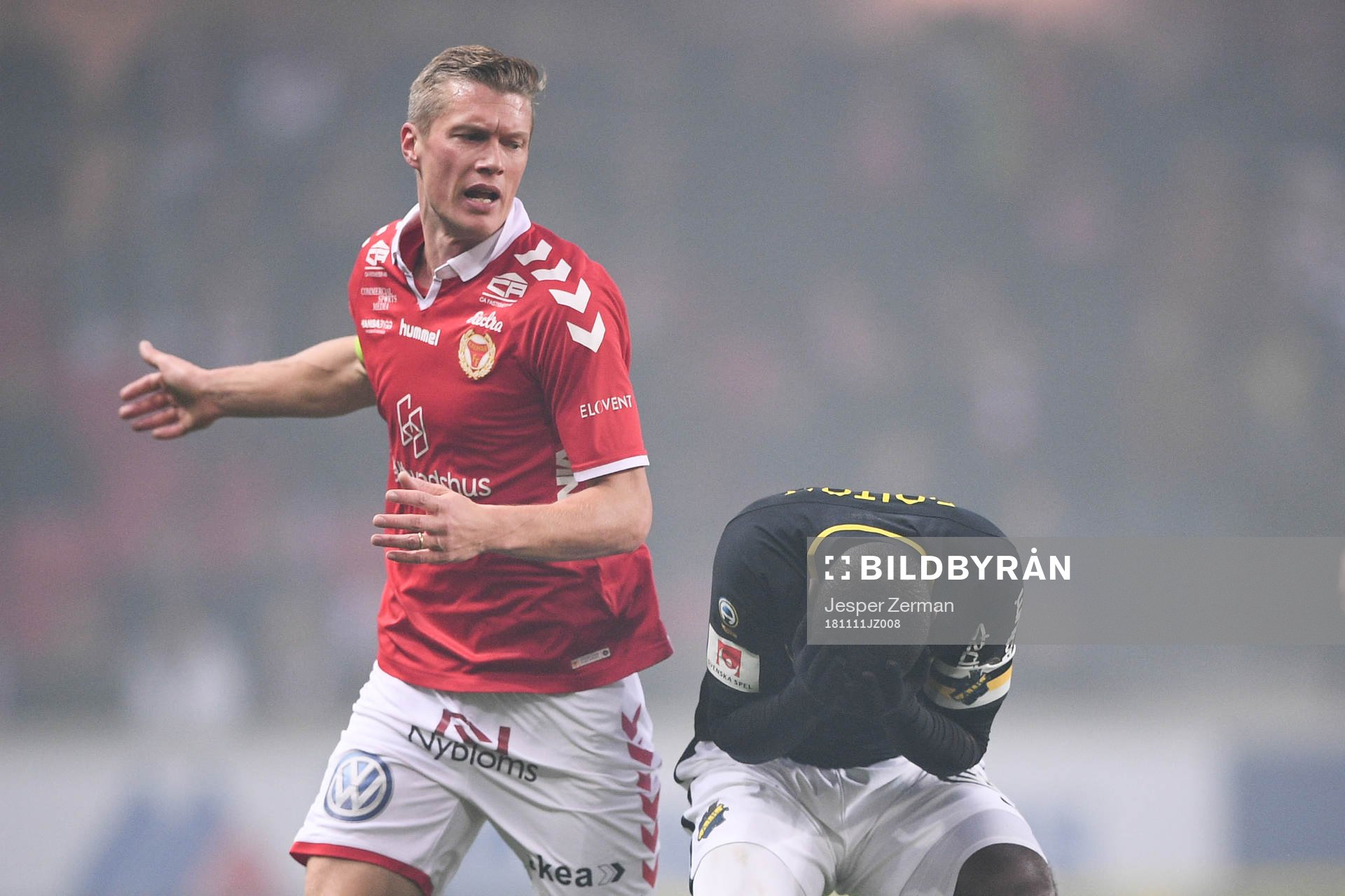 s Henok Goitom tar sig mot huvudet