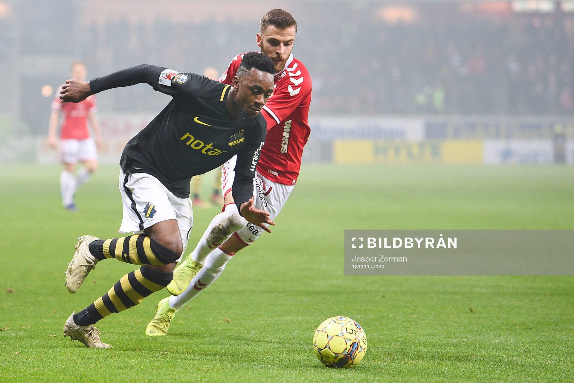 AIK:s Heradi Rashidi och Kalmars Filip Sachpekidis i kamp om bollen under fotbollsmatchen i Allsvenskan mellan Kalmar FF och AIK den 11 november 2018 i Kalmar.