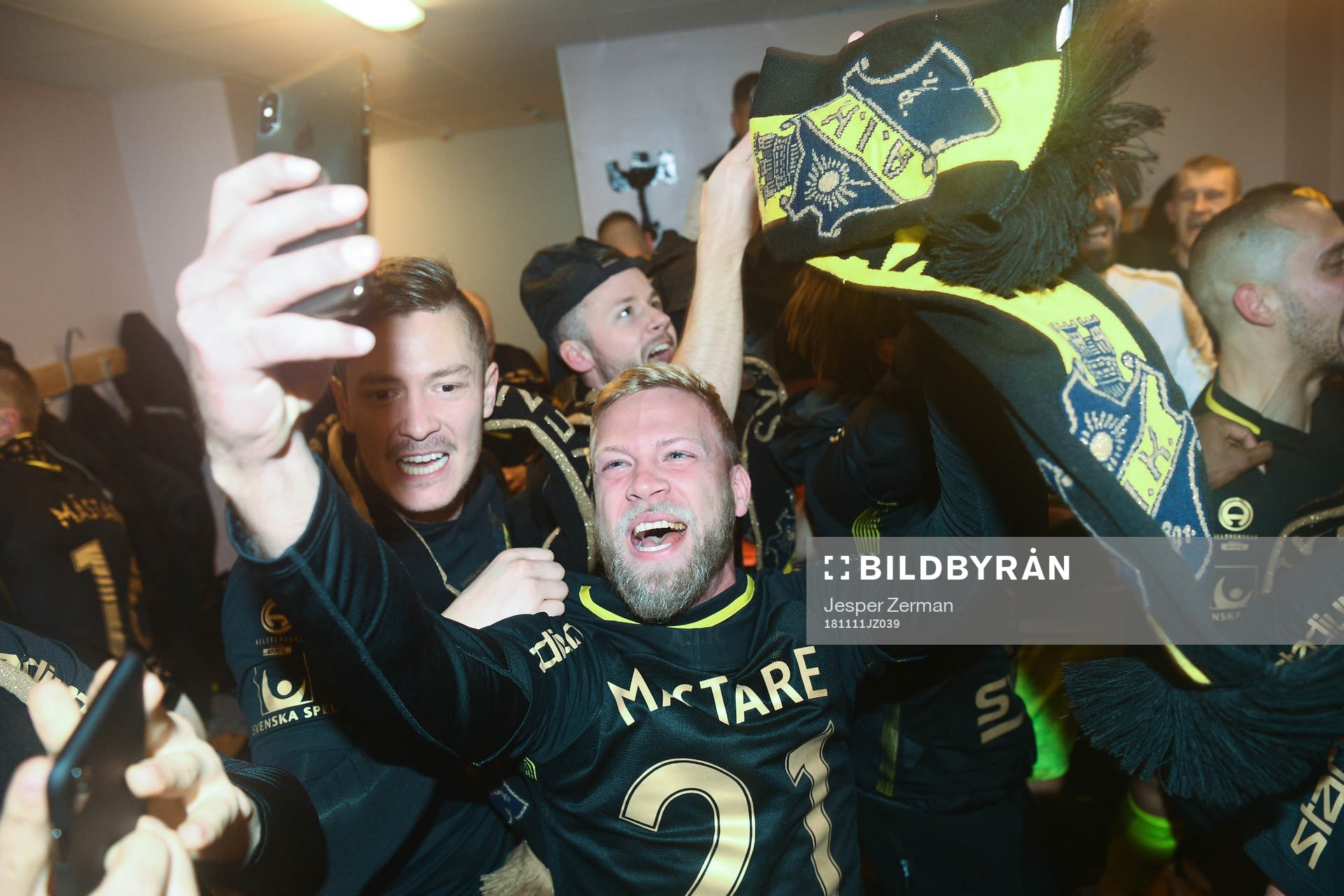 AIK:s Daniel Sundgren jublar efter fotbollsmatchen i Allsvenskan mellan Kalmar FF och AIK den 11 november 2018 i Kalmar.