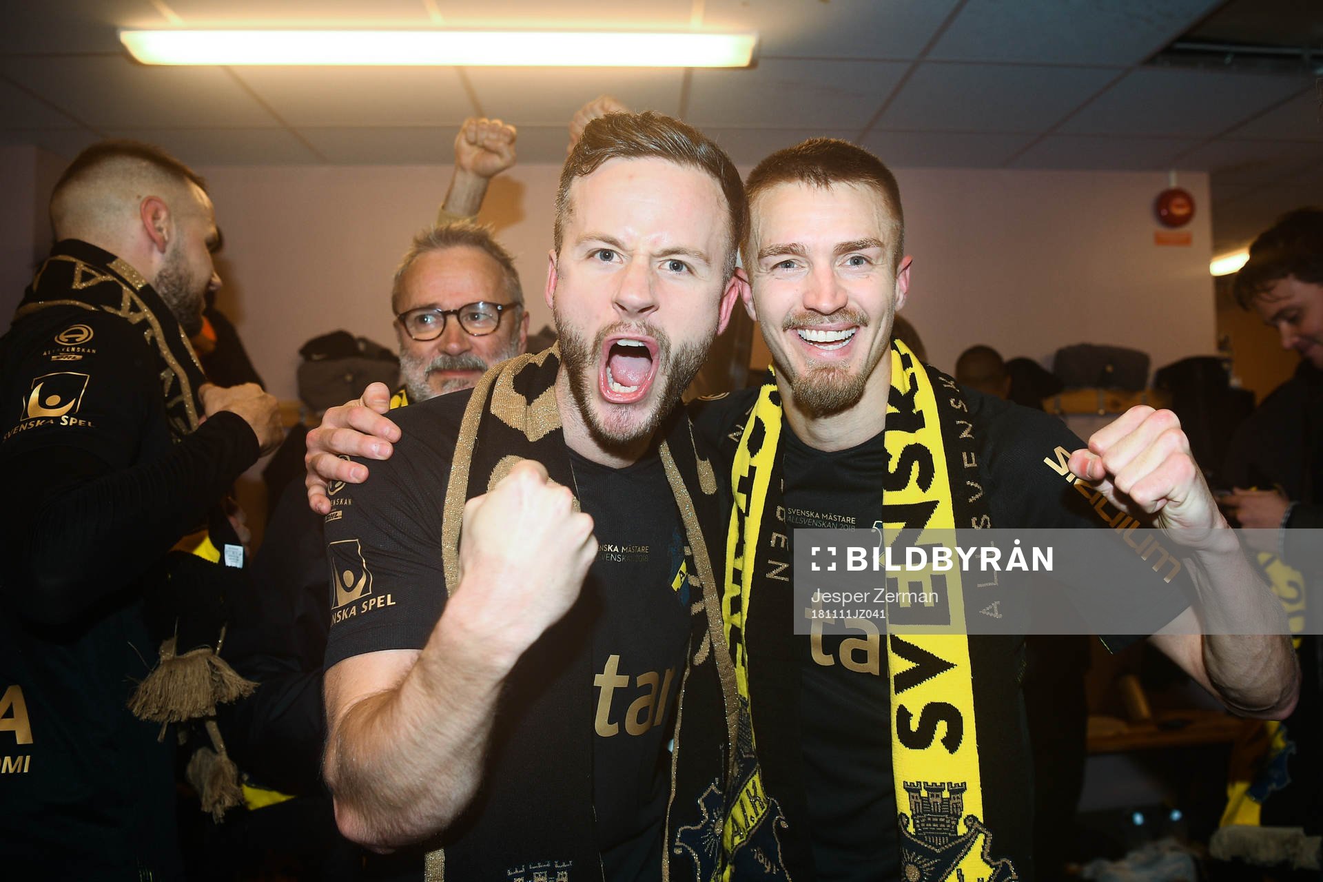 s Robert Lundström och Rasmus Lindkvist jublar