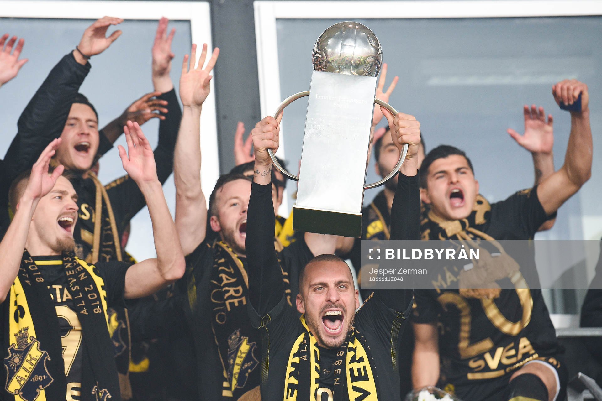 s Panos Dimitriadis lyfter Lennart Johanssons pokal