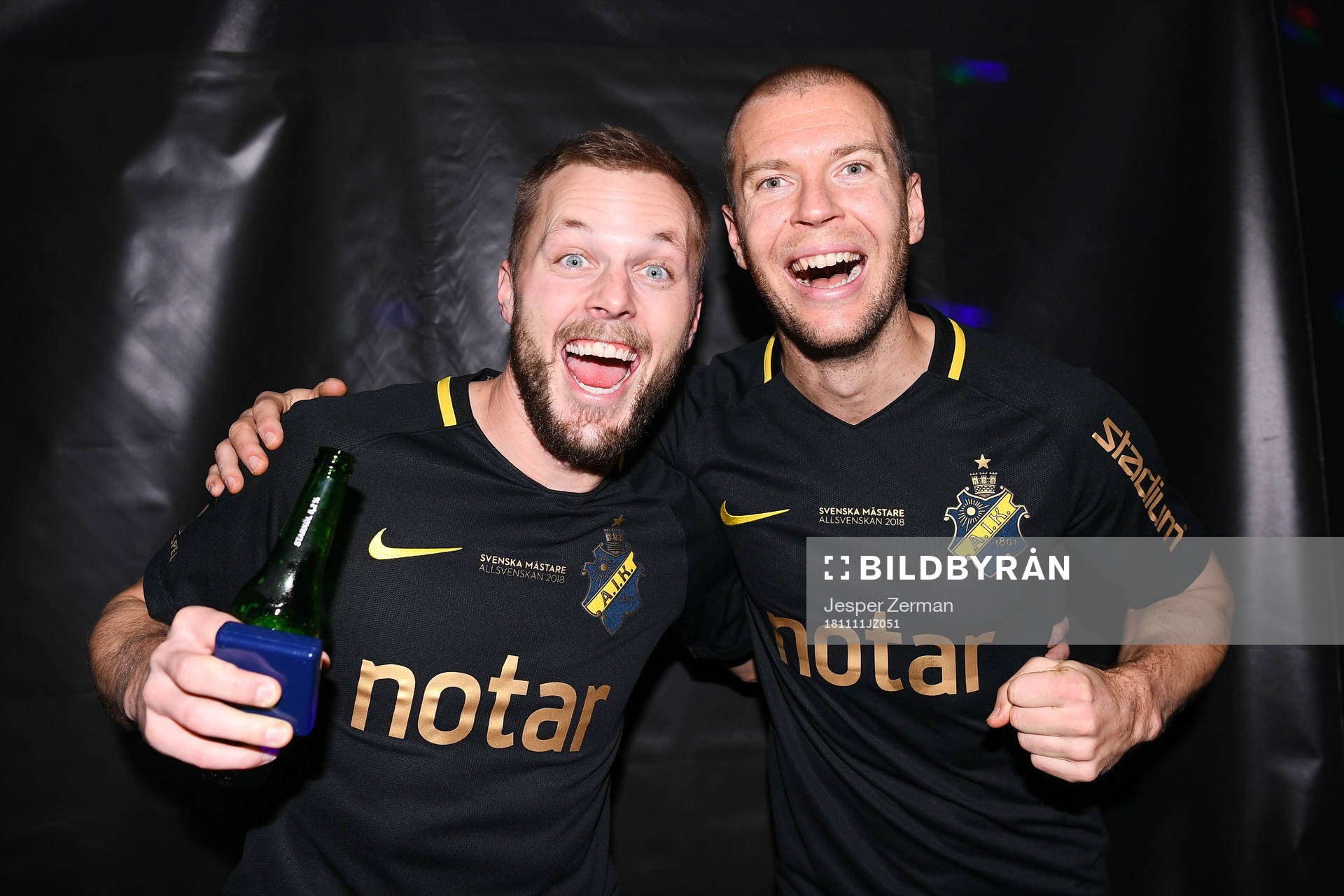 AIK:s Sebastian Larsson och Per Karlsson jublar efter fotbollsmatchen i Allsvenskan mellan Kalmar FF och AIK den 11 november 2018 i Kalmar.