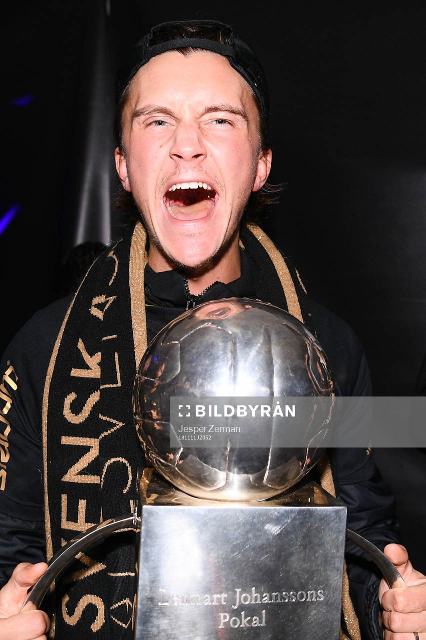 s Kristoffer Olsson jublar med Lennart Johanssons pokal