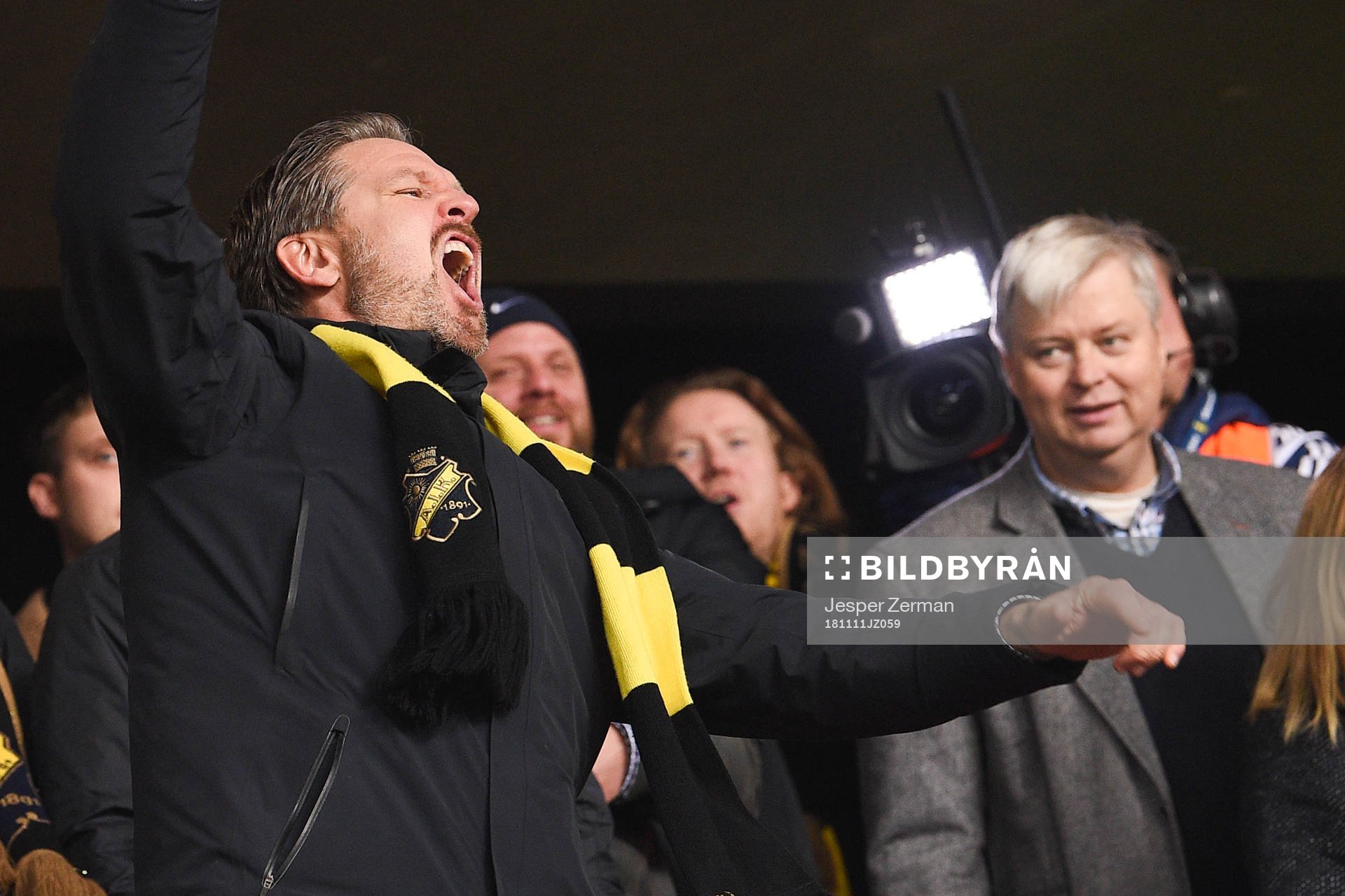 s tränare Rikard Norling jublar