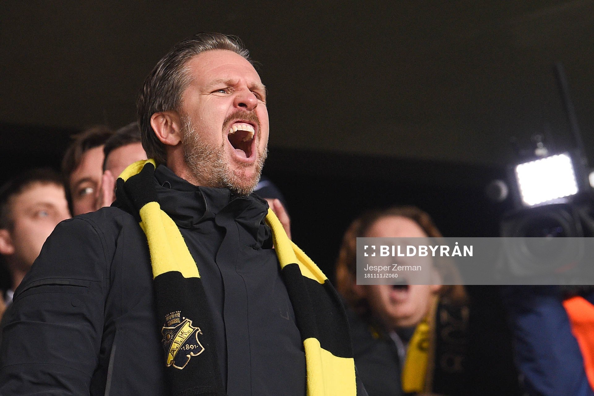 s tränare Rikard Norling jublar