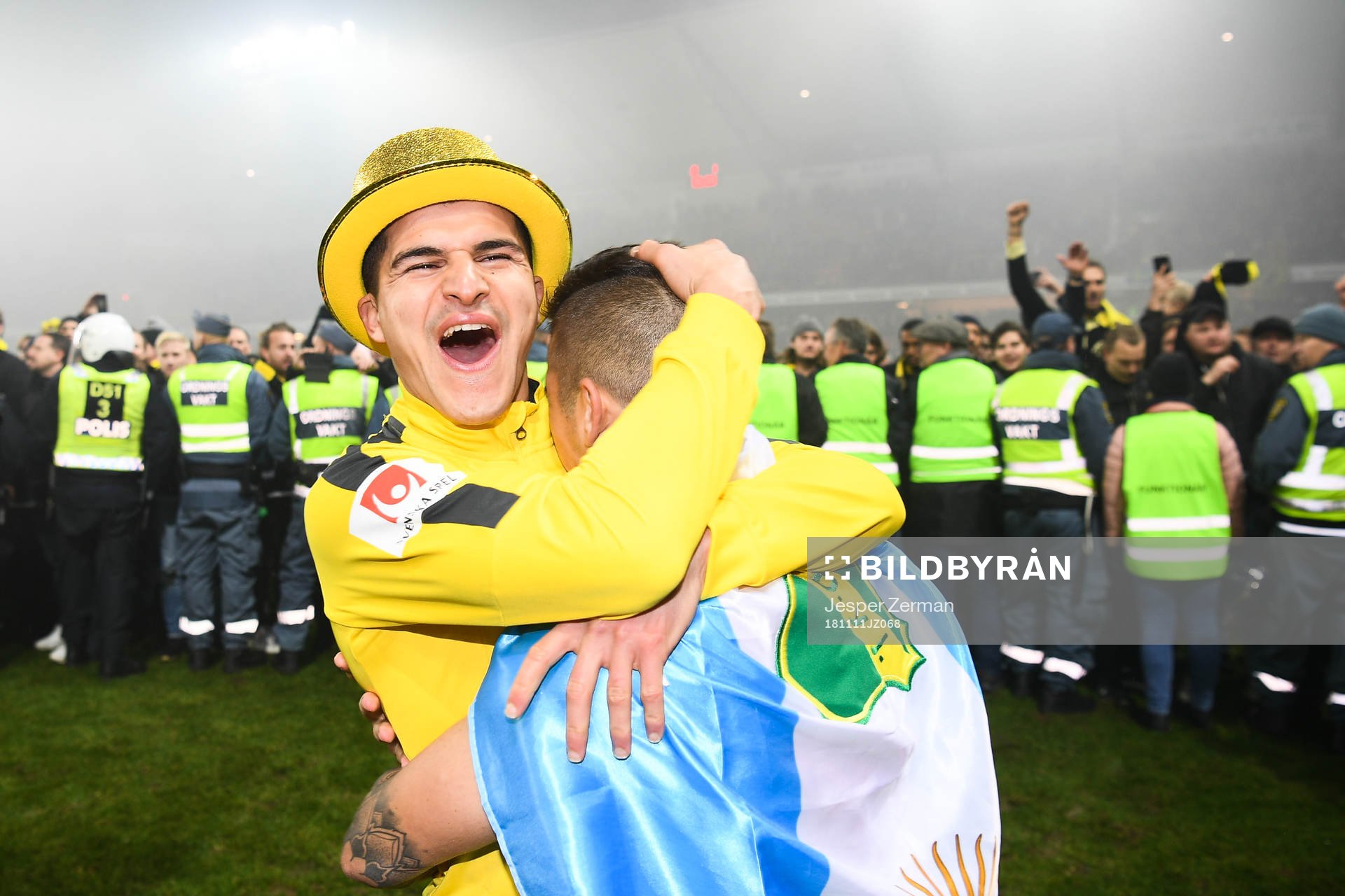 s Tarik Elyounoussi och Nicolas Stefanelli kramas och jublar