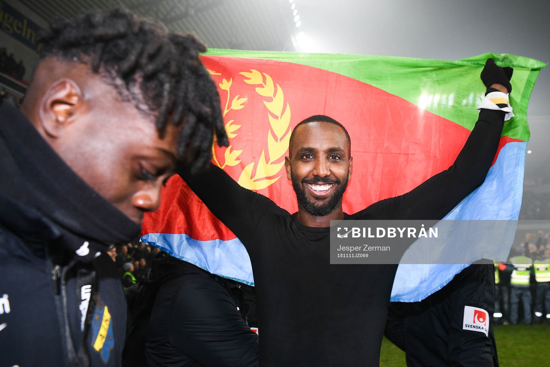 s Henok Goitom jublar med flagga
