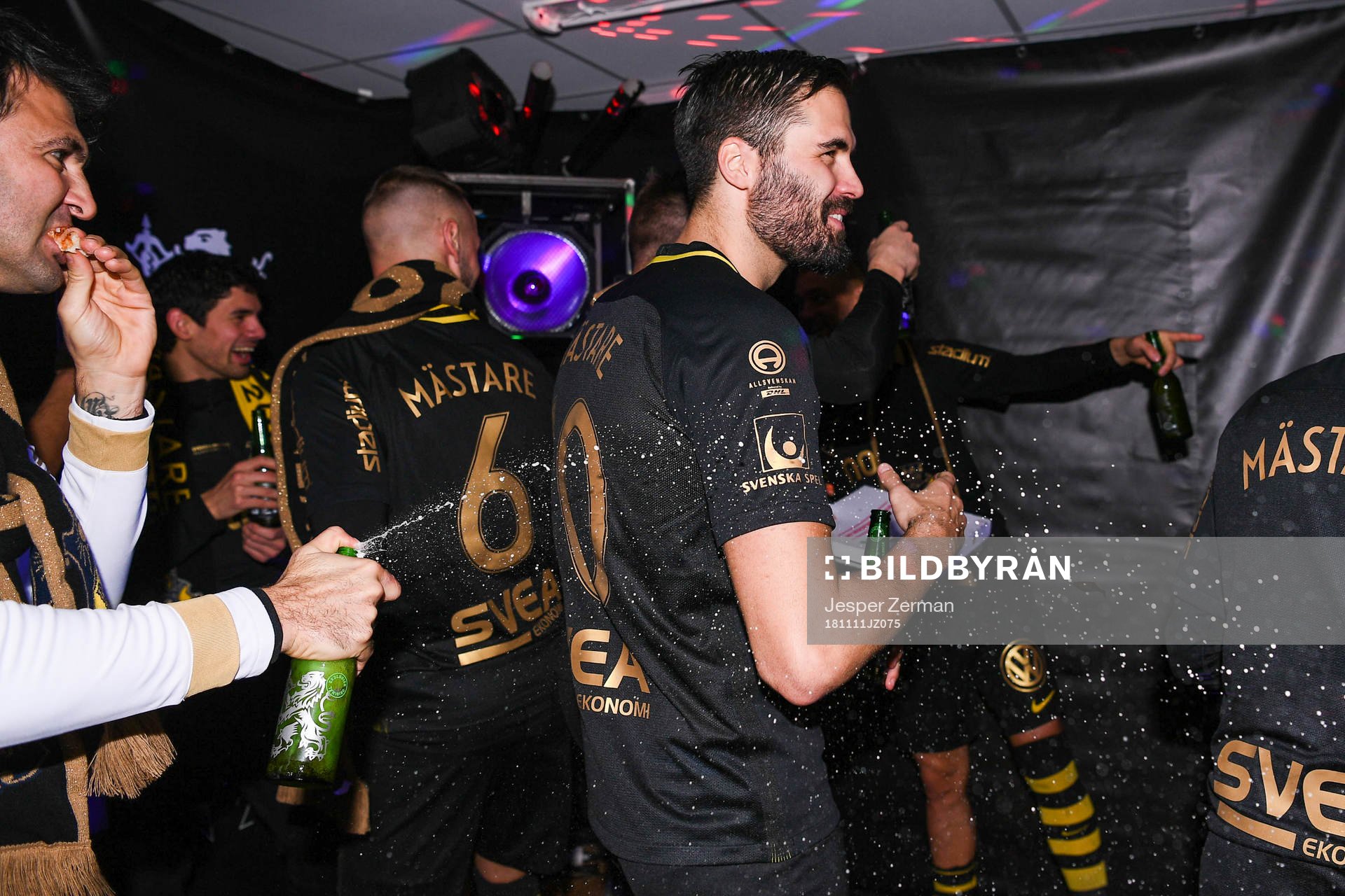 AIK:s målvakt Samuel Brolin och Denni Avdic jublar efter fotbollsmatchen i Allsvenskan mellan Kalmar FF och AIK den 11 november 2018 i Kalmar.