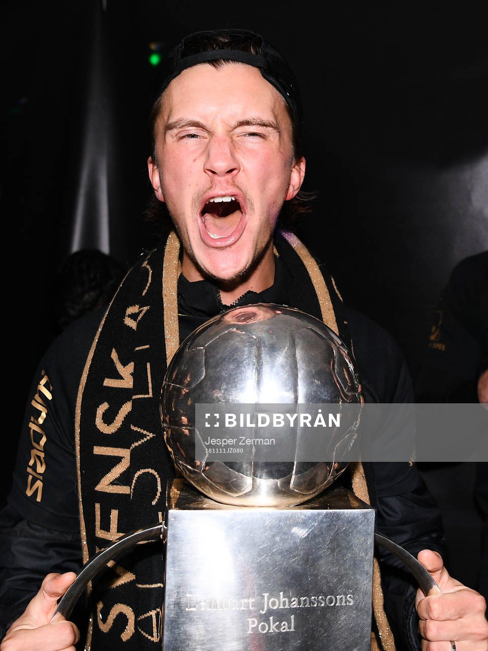 s Kristoffer Olsson jublar med Lennart Johanssons pokal