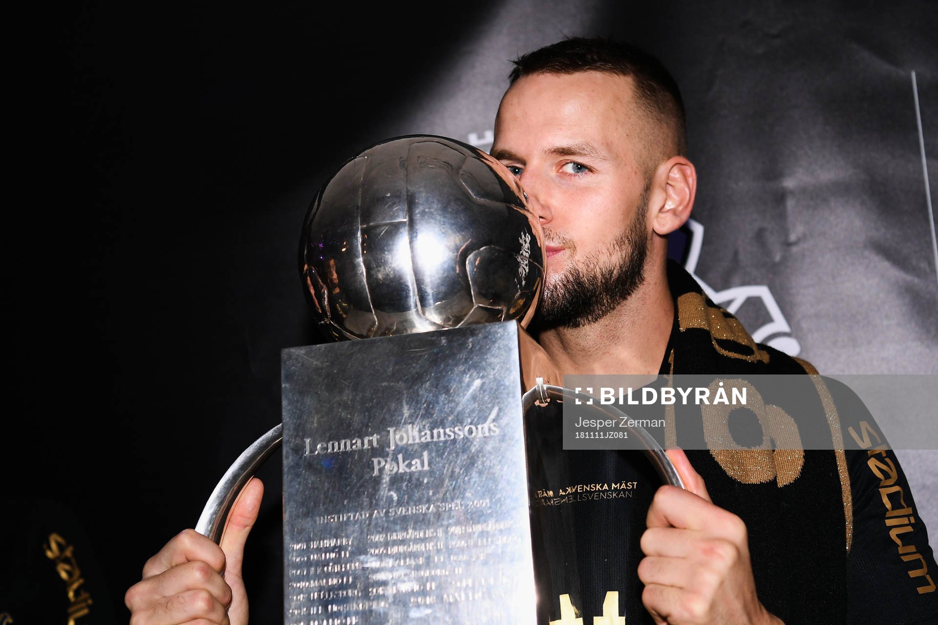 s Alexander Milosevic jublar med Lennart Johanssons pokal