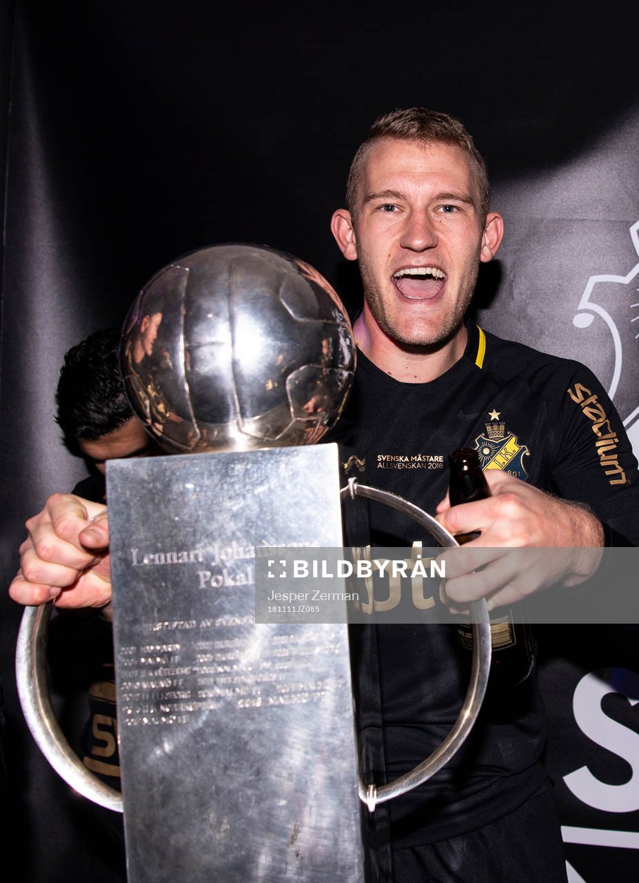 s Robin Jansson jublar med Lennart Johanssons pokal