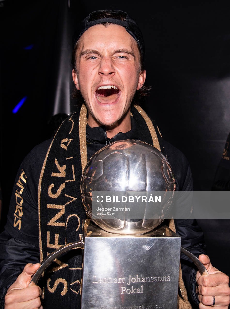 s Kristoffer Olsson jublar med Lennart Johanssons pokal