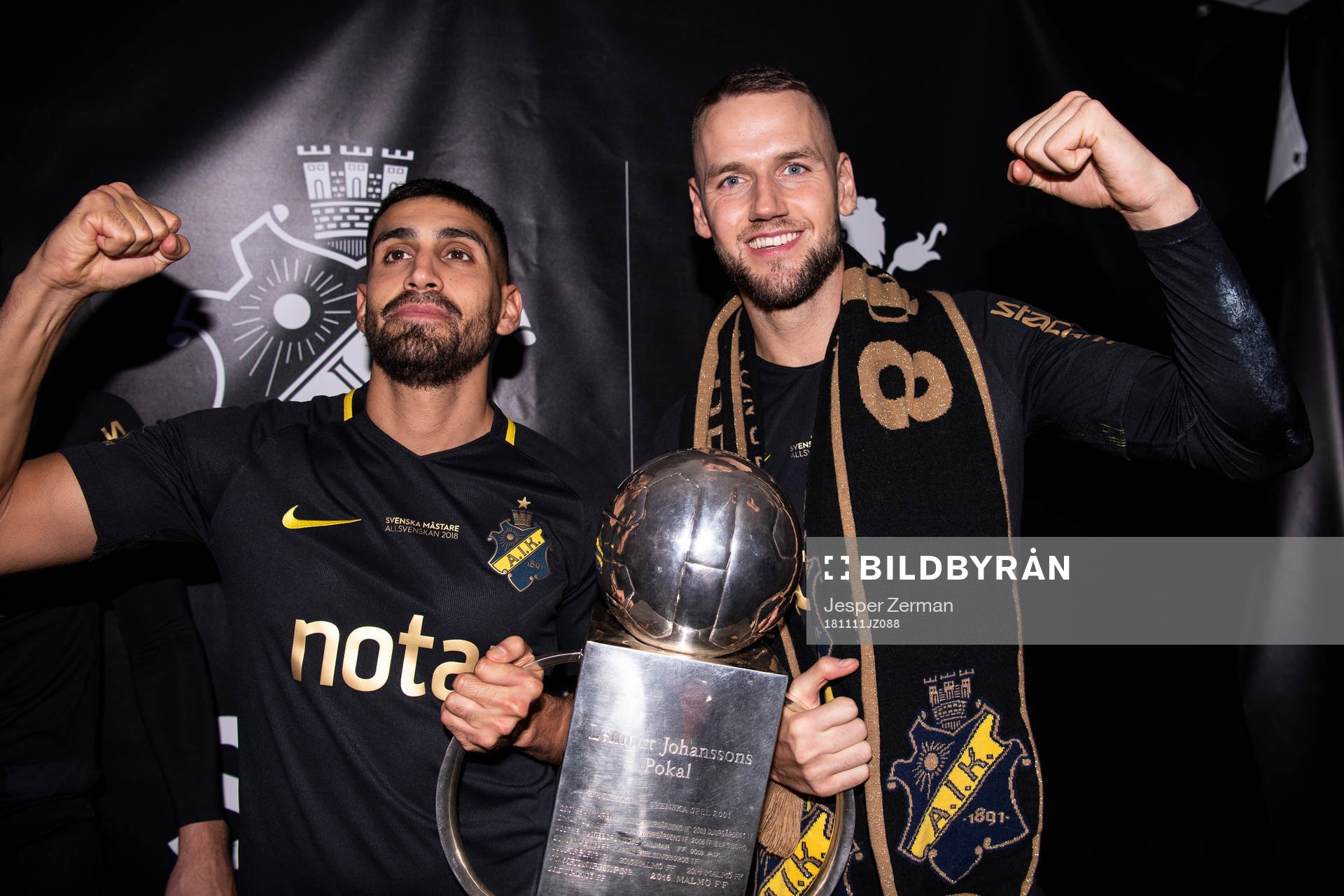 IK:s Stefan Silva och Alexander Milosevic jublar med Lennart Johanssons pokal efter fotbollsmatchen i Allsvenskan mellan Kalmar och AIK den 11 november 2018 i Kalmar.