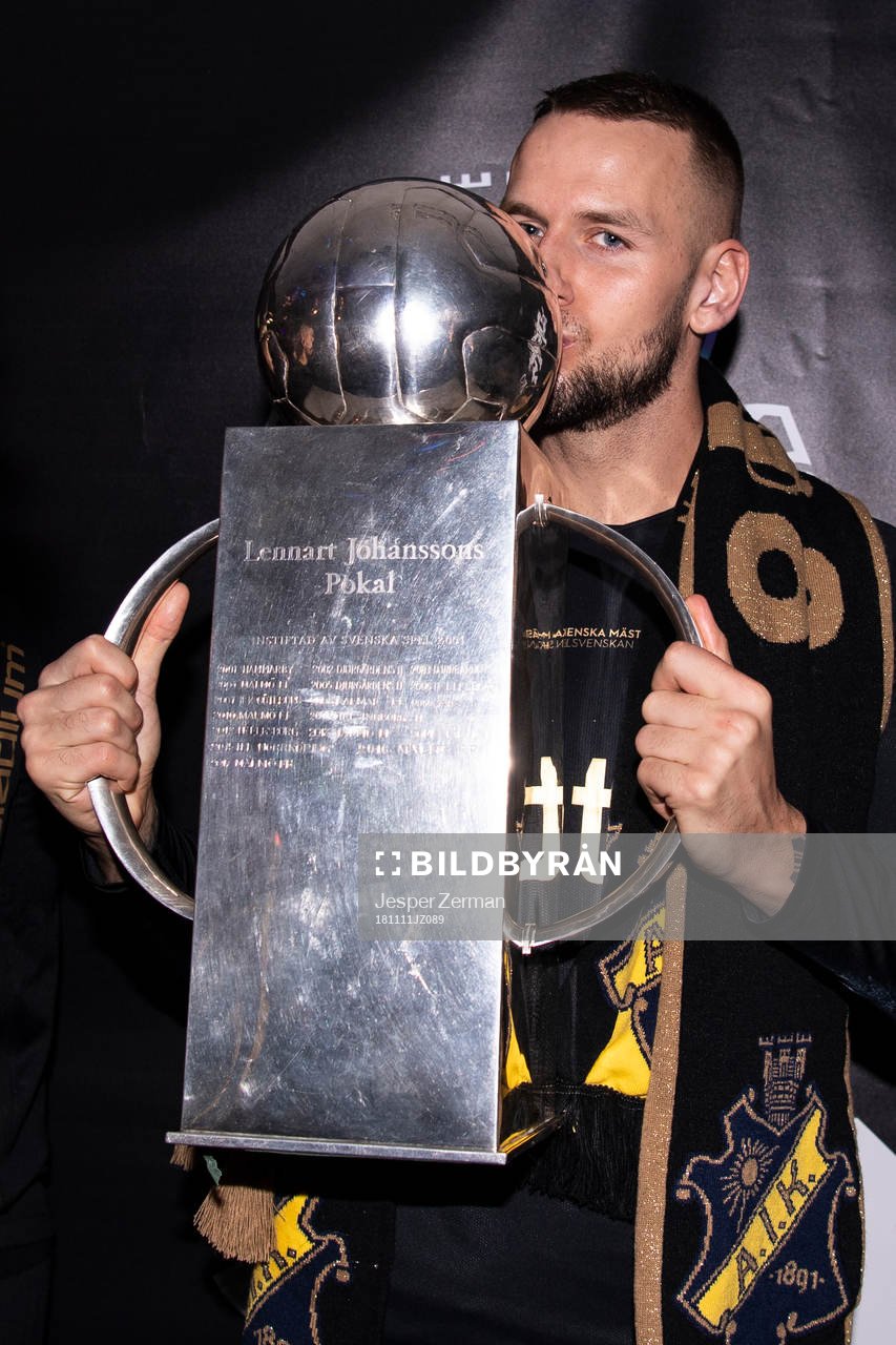 s Alexander Milosevic kysser Lennart Johanssons pokal