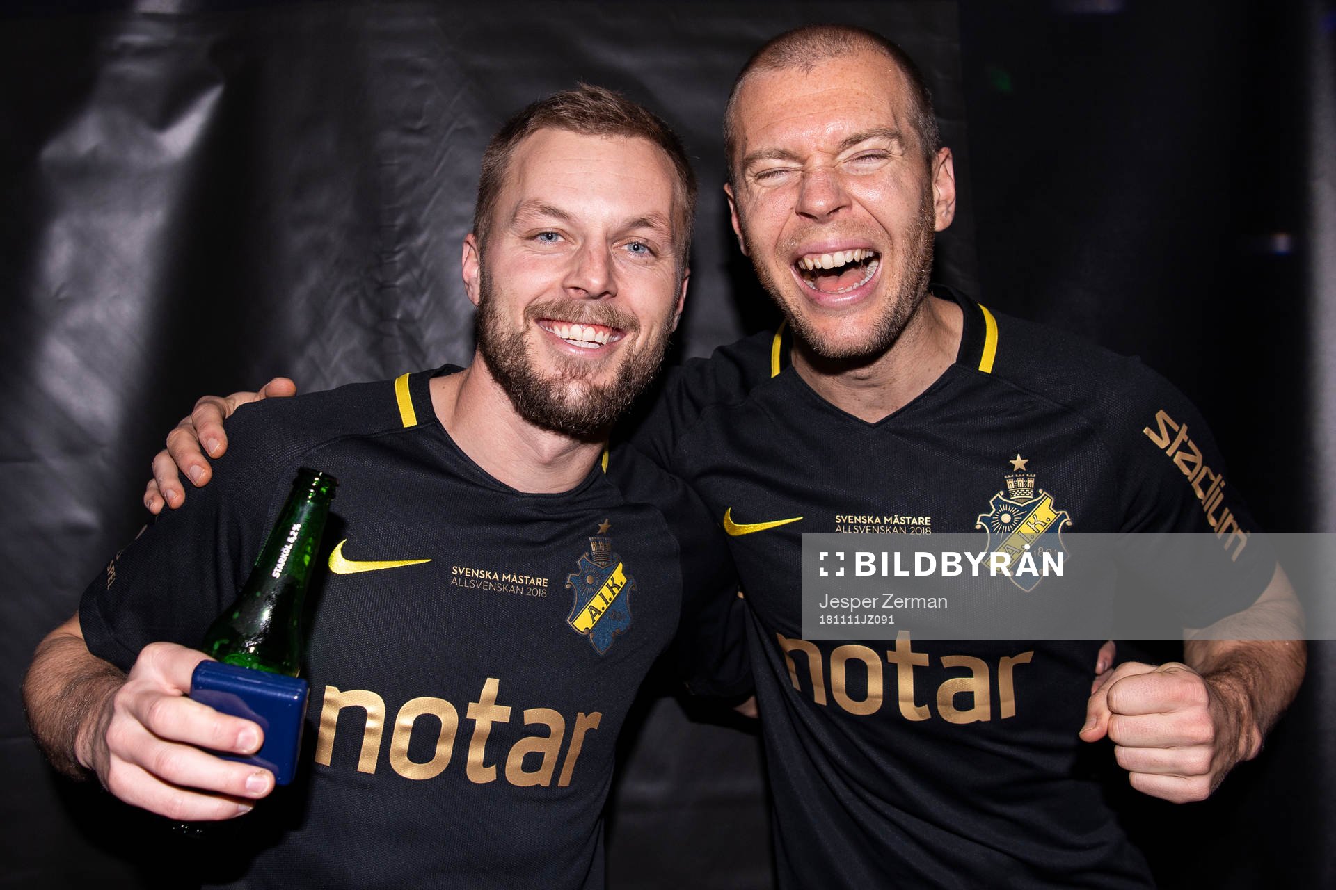 s Sebastian Larsson och Per Karlsson jublar