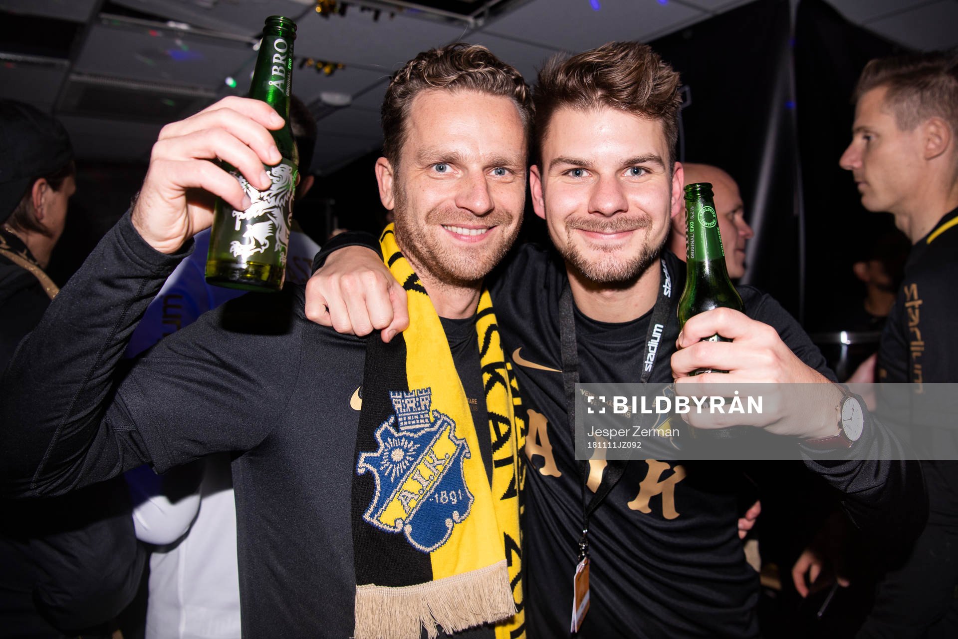 AIK:s assisterande tränare Bartosz Grzelak och videoanalytiker Lukas Arndt jublar efter fotbollsmatchen i Allsvenskan mellan Kalmar och AIK den 11 november 2018 i Kalmar.