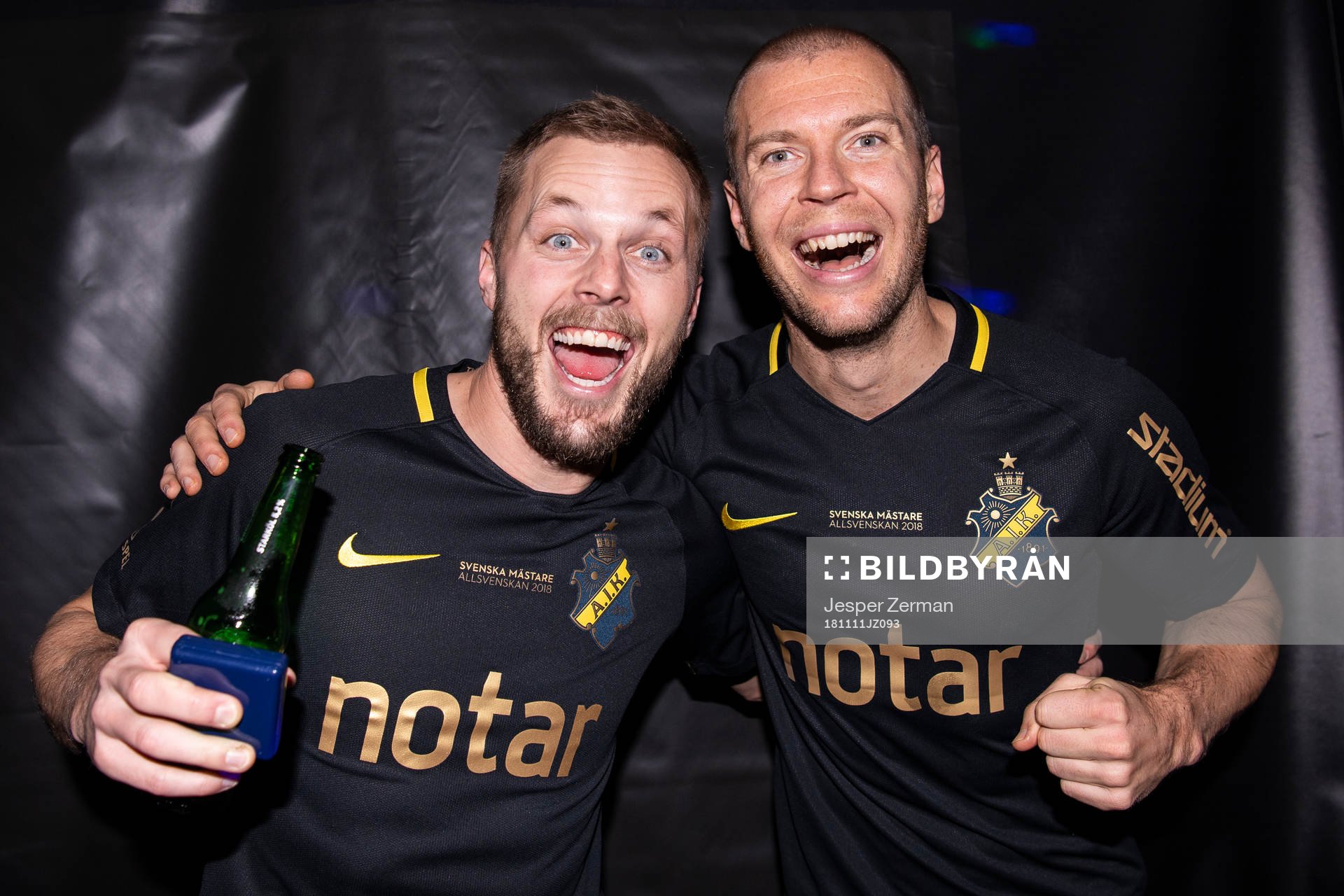 s Sebastian Larsson och Per Karlsson jublar