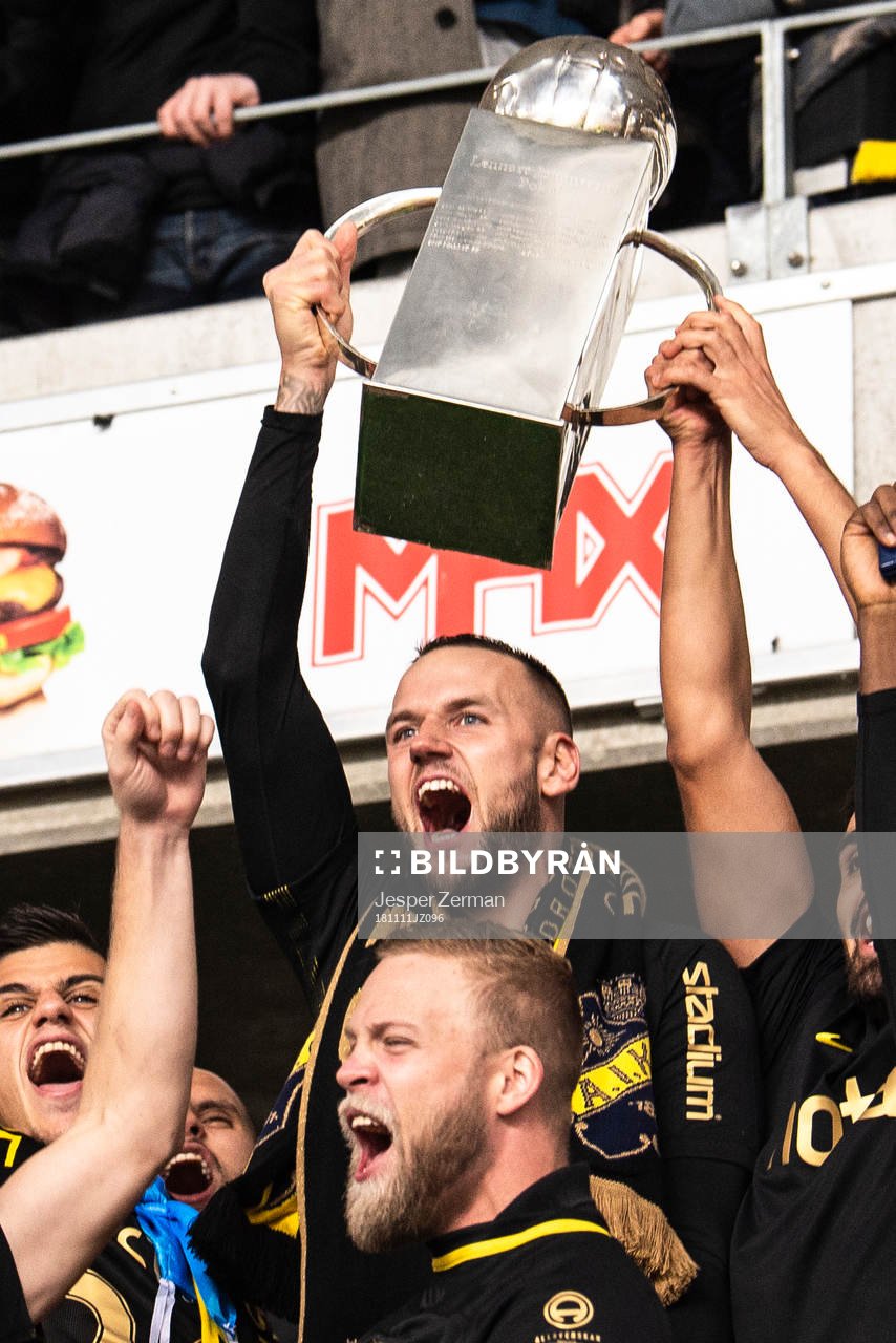 s Alexander Milosevic lyfter pokalen