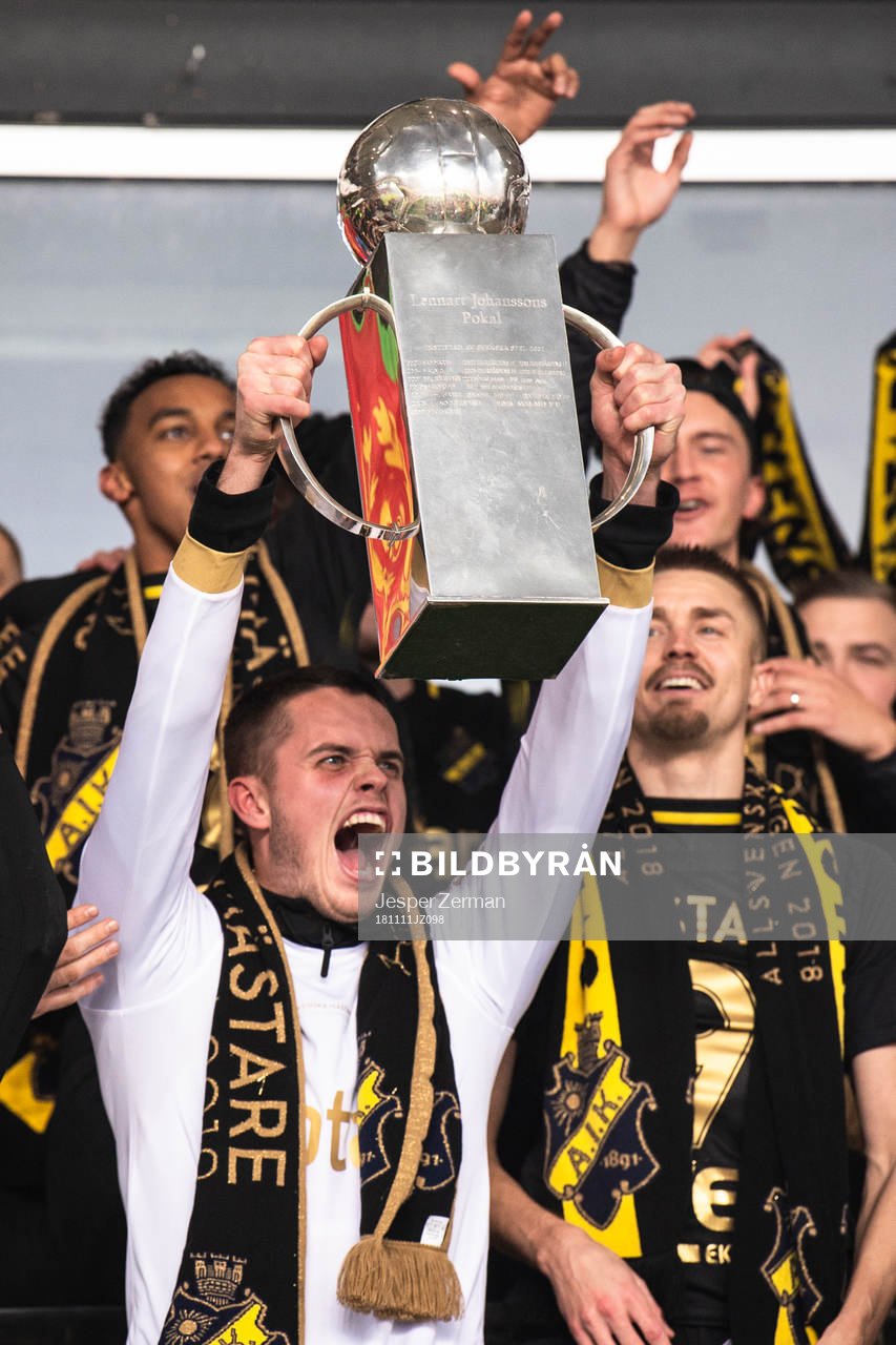s målvakt Oscar Linnér lyfter pokalen