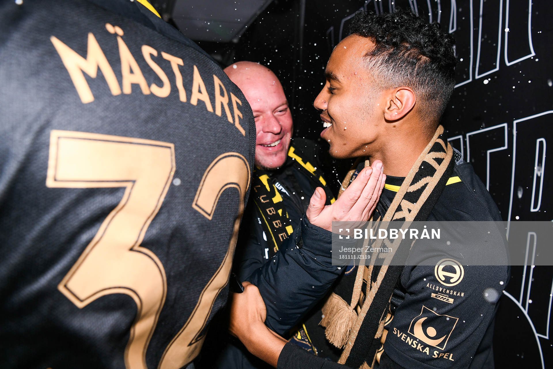 s chefsscout Tobias Ackerman och Bilal Hussein jublar