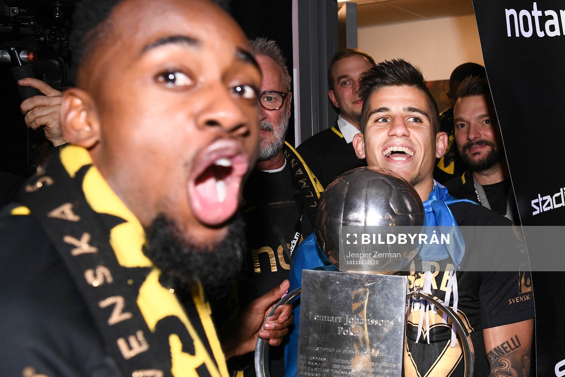 s Nicolas Stefanelli med Lennart Johanssons pokal jublar
