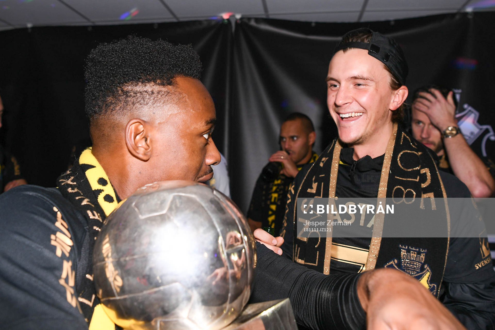 AIK:s Heradi Rashidi och Kristoffer Olsson med Lennart Johanssons pokal jublar efter fotbollsmatchen i Allsvenskan mellan Kalmar FF och AIK den 11 november 2018 i Kalmar.