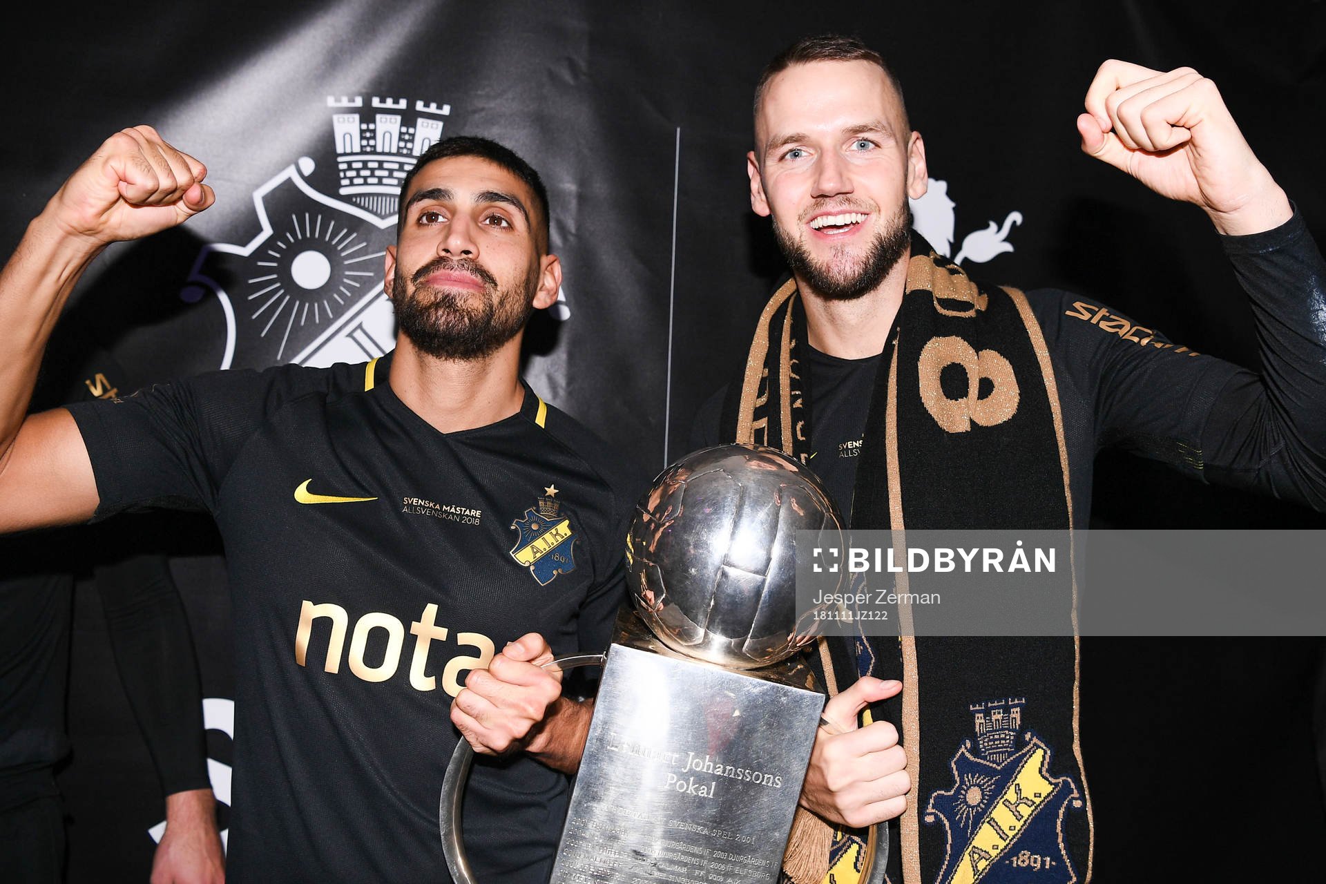 s Stefan Silva och Alexander Milosevic jublar med Lennart